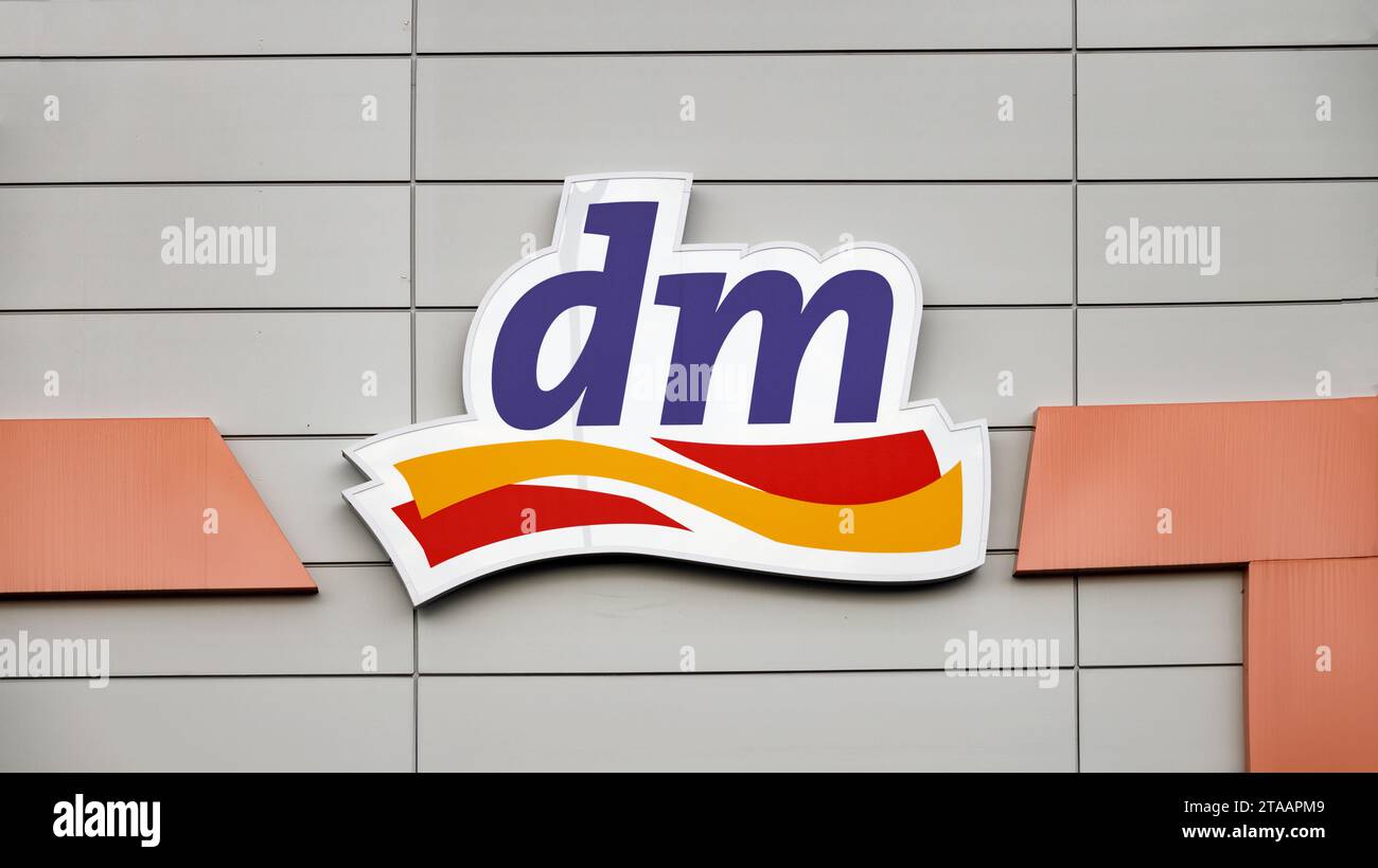 HUETTENBERG, HESSE - ALLEMAGNE 03 07 2023 DM logo sur une façade. dm est une chaîne de pharmacies allemande basée à Karlsruhe. 3 850 succursales et 66 000 employés, d Banque D'Images