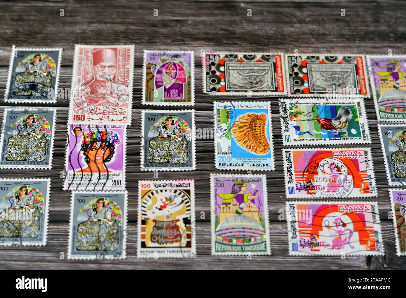 Le Caire, Egypte septembre 21 2022 : Tunisien ancien a utilisé des timbres-poste Tunisie à différentes époques sur un fond de bois, une couverture avec un ensemble de stam d'affranchissement Banque D'Images