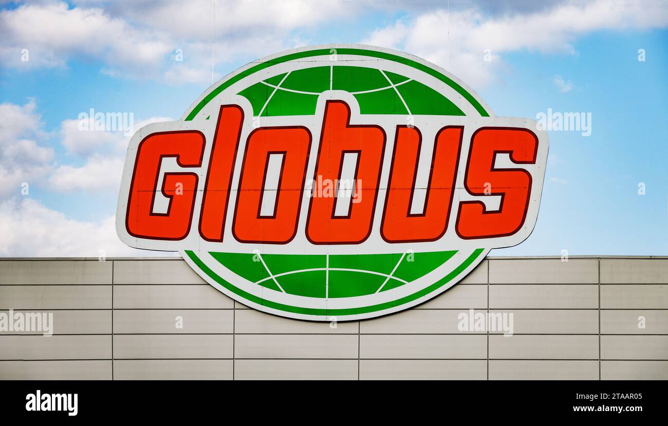 HUETTENBERG, HESSE - ALLEMAGNE 03 07 2023 : logo GLOBUS sur une façade. Le groupe Globus, dirigé par Globus Holding GmbH & Co. KG, est une société de vente au détail basée à Banque D'Images