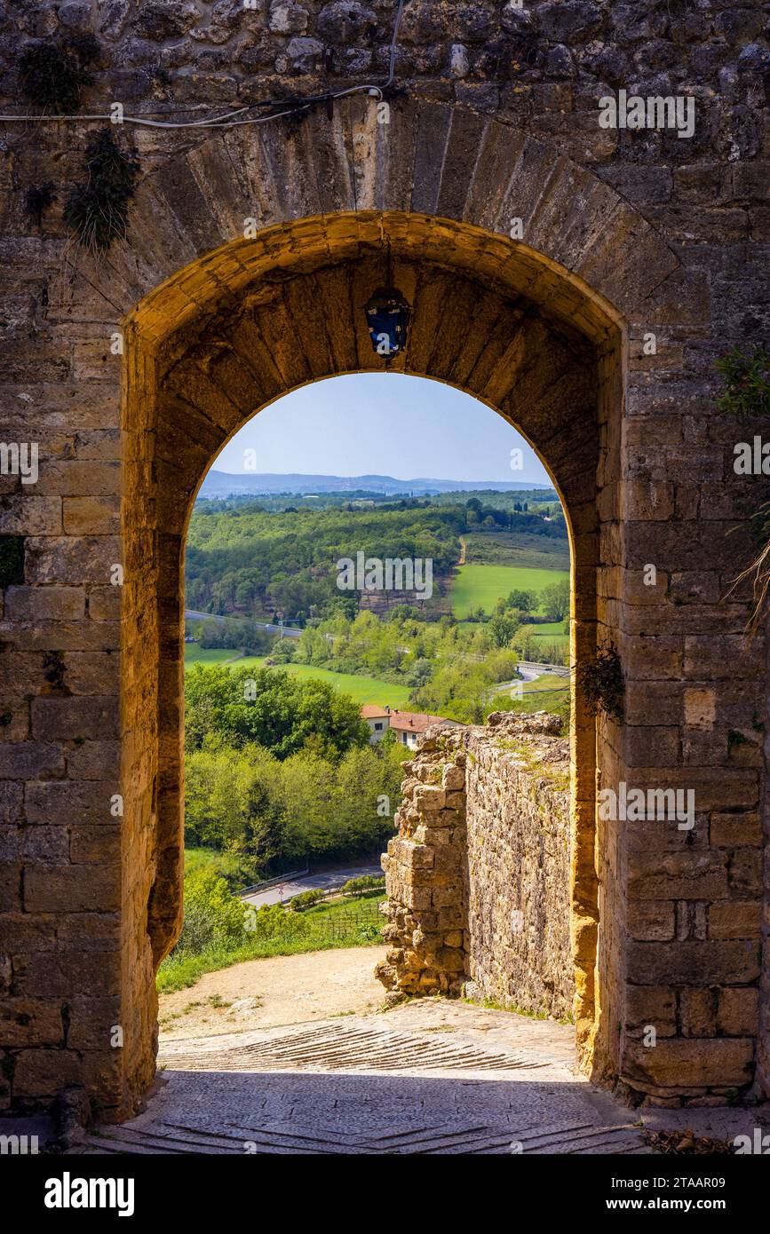 Porte historique à Monteriggioni, Toscane, Italie Banque D'Images