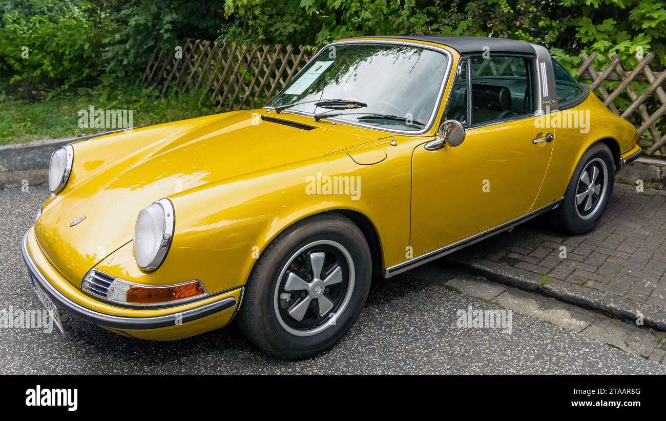 WETTENBERG, HESSE, ALLEMAGNE - 07 - 28 - 2023 : Porsche 911 Targa voiture de sport modèle F en or métallisé des années soixante-dix à la voiture classique Golden Oldies Banque D'Images