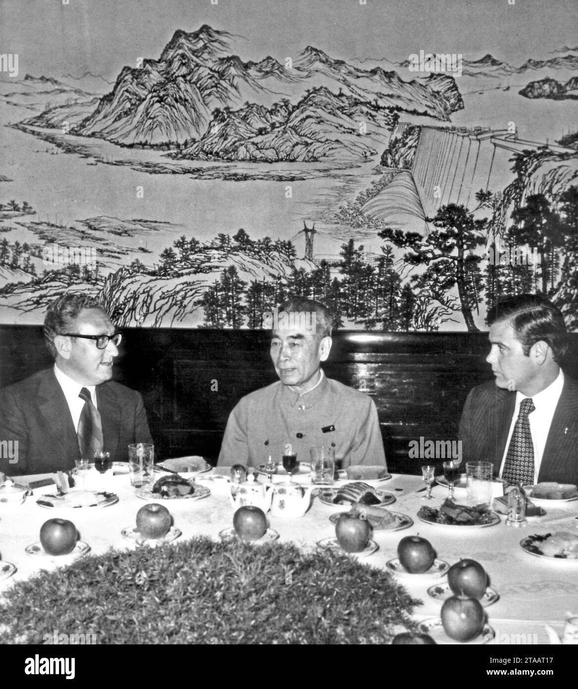 HENRY KISSINGER (né Heinz Alfred Kissinger ; 27 mai 1923 - 29 novembre 2023) était un diplomate américain, politologue, consultant géopolitique et homme politique qui a servi comme secrétaire d'État et conseiller à la sécurité nationale des États-Unis sous les administrations présidentielles de Richard Nixon et Gerald Ford. Pour ses actions de négociation d'un cessez-le-feu au Vietnam, Kissinger a reçu le prix Nobel de la paix 1973 dans des circonstances controversées. PHOTO PRISE LE : 20 octobre 1971, Pékin, Chine : (G-D) HENRY KISSINGER, adjoint du président des États-Unis pour les affaires de sécurité nationale Banque D'Images
