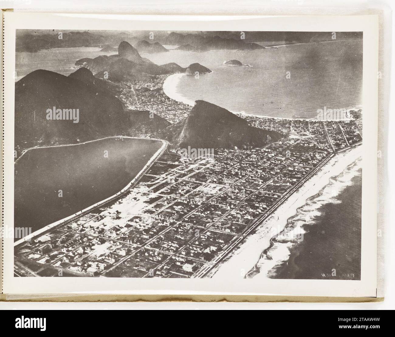 Vista aérea de Ipanema, Copacabana, Lagoa Rodrigo de Freitas e do Morro do Pão de Açucar (002057TP008). Banque D'Images