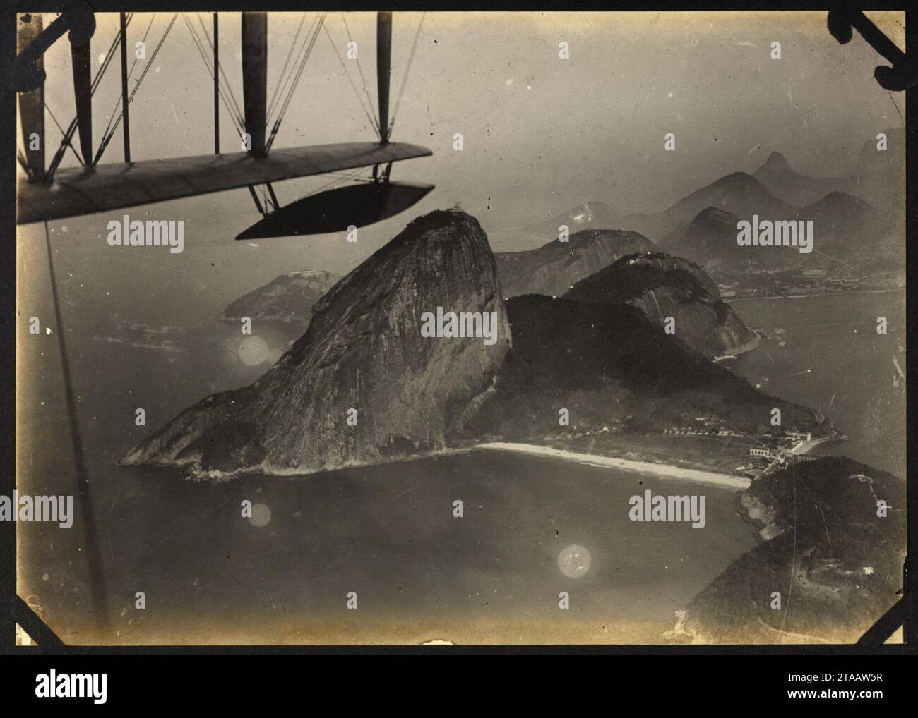 Vista aérea do Morro do Pão de Açúcar, Morro da Urca e, ao fundo, a Pedra da Gávea (007ALA088). Banque D'Images
