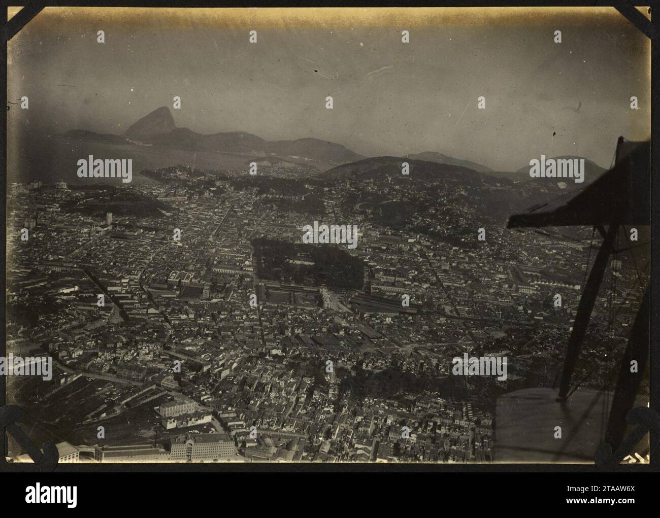 Vista aérea dos bairros do Santo Cristo e da Glória ; destaque para os Arcos da Lapa e, ao fundo, para o Morro do Pão de Açúcar (007ALA019). Banque D'Images
