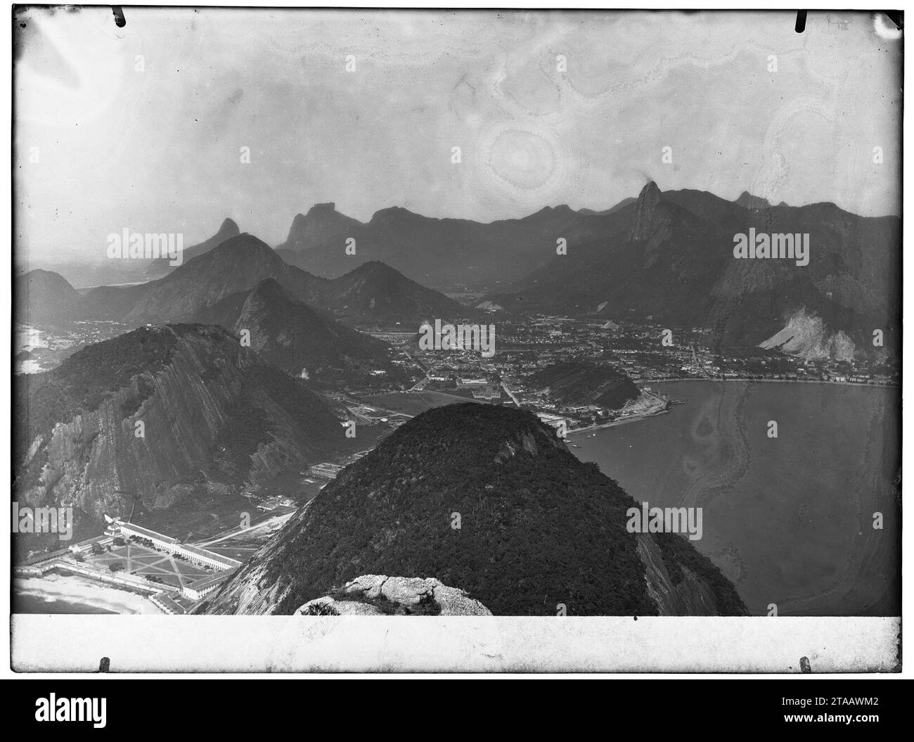 Vista da Enseada de Botafogo e da Lagoa Rodrigo de Freitas ; a partir do Morro do Pão de Açúcar (0071824cx007-05). Banque D'Images