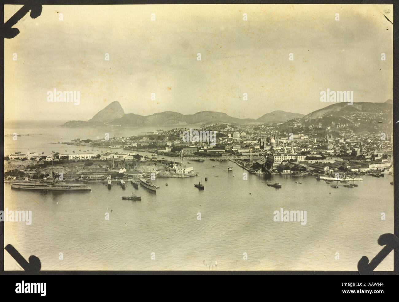 Vista da ilha das Cobras, Praça XV de Novembro ; ao fundo, o Morro do Castelo e o Pão de Açúcar (007ALA025). Banque D'Images