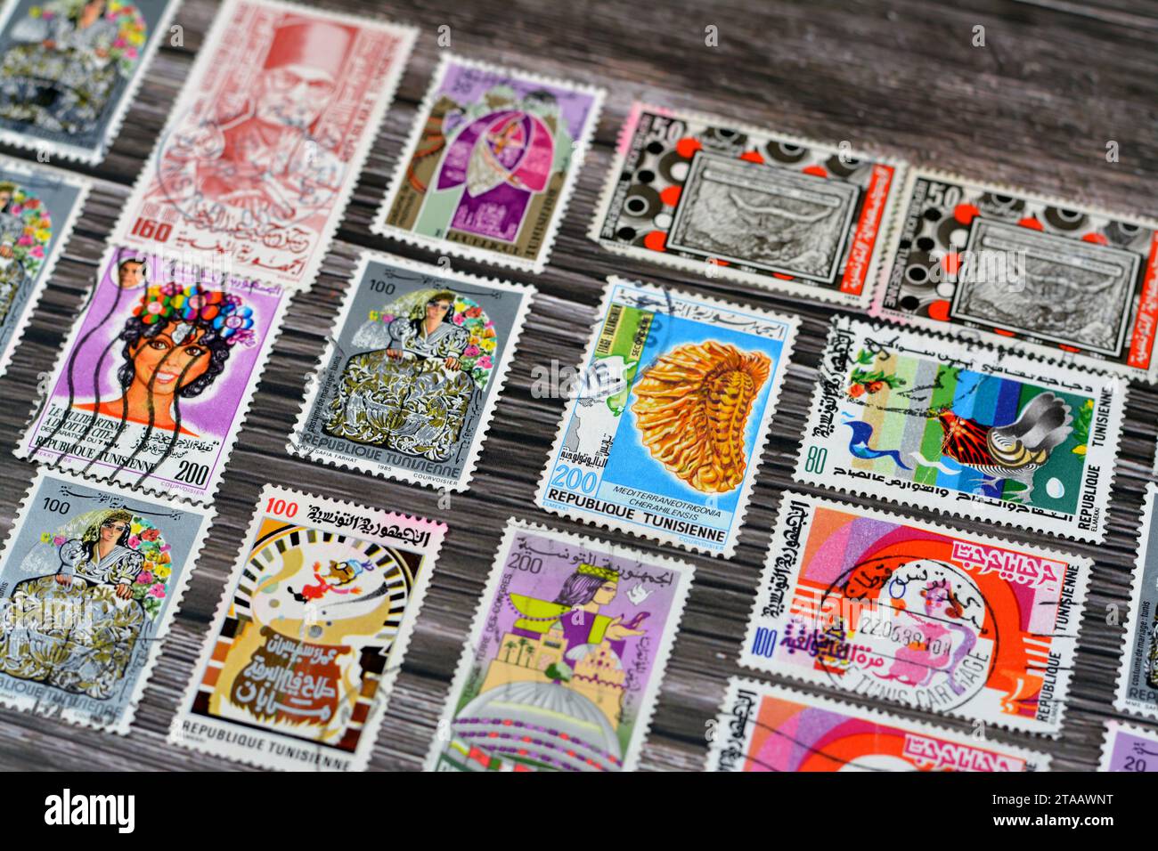 Le Caire, Egypte septembre 21 2022 : Tunisien ancien a utilisé des timbres-poste Tunisie à différentes époques sur un fond de bois, une couverture avec un ensemble de stam d'affranchissement Banque D'Images