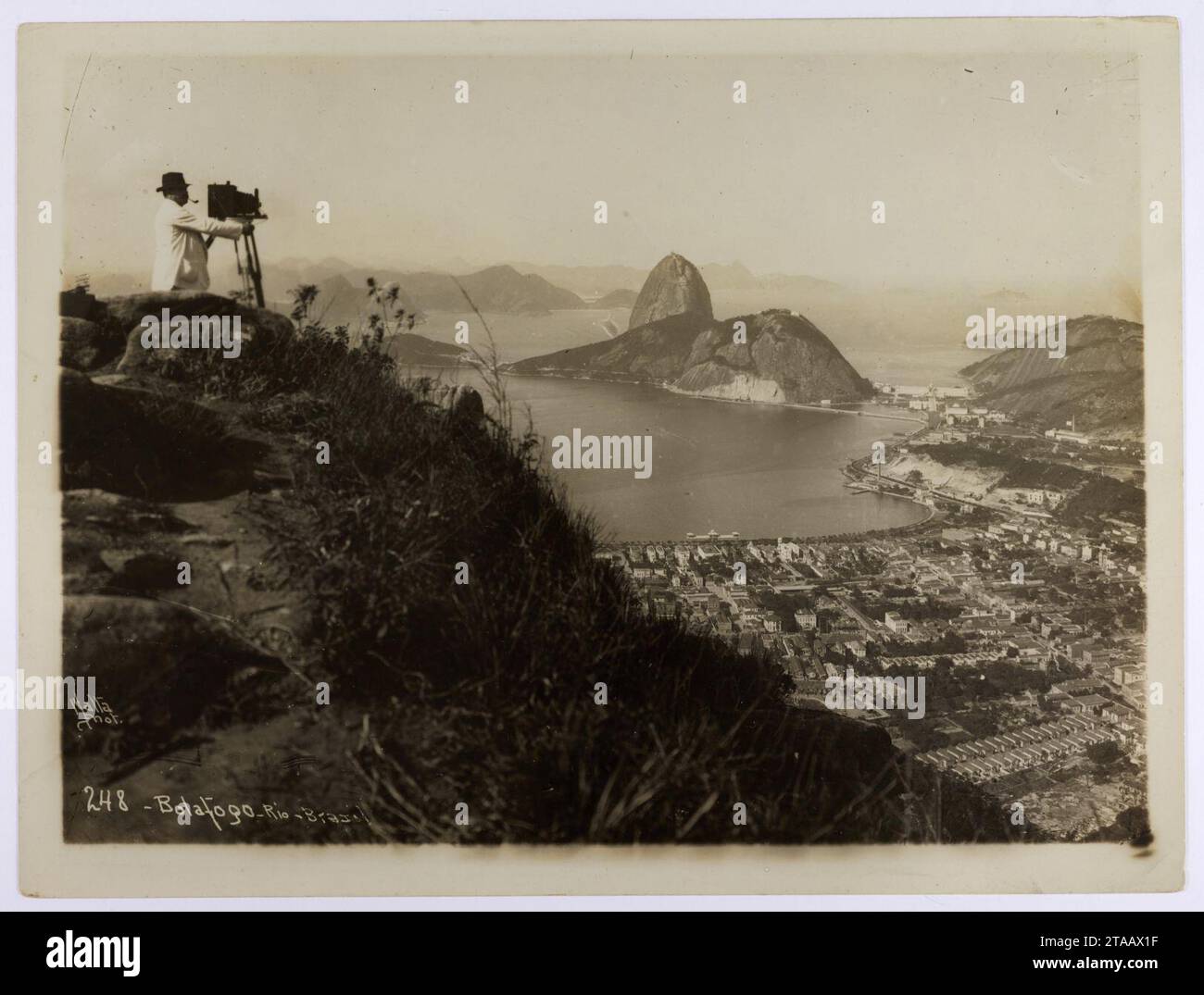 Vista de Botafogo e do Pão de Açúcar, tomada do Mirante Dona Marta (014AM001002). Banque D'Images