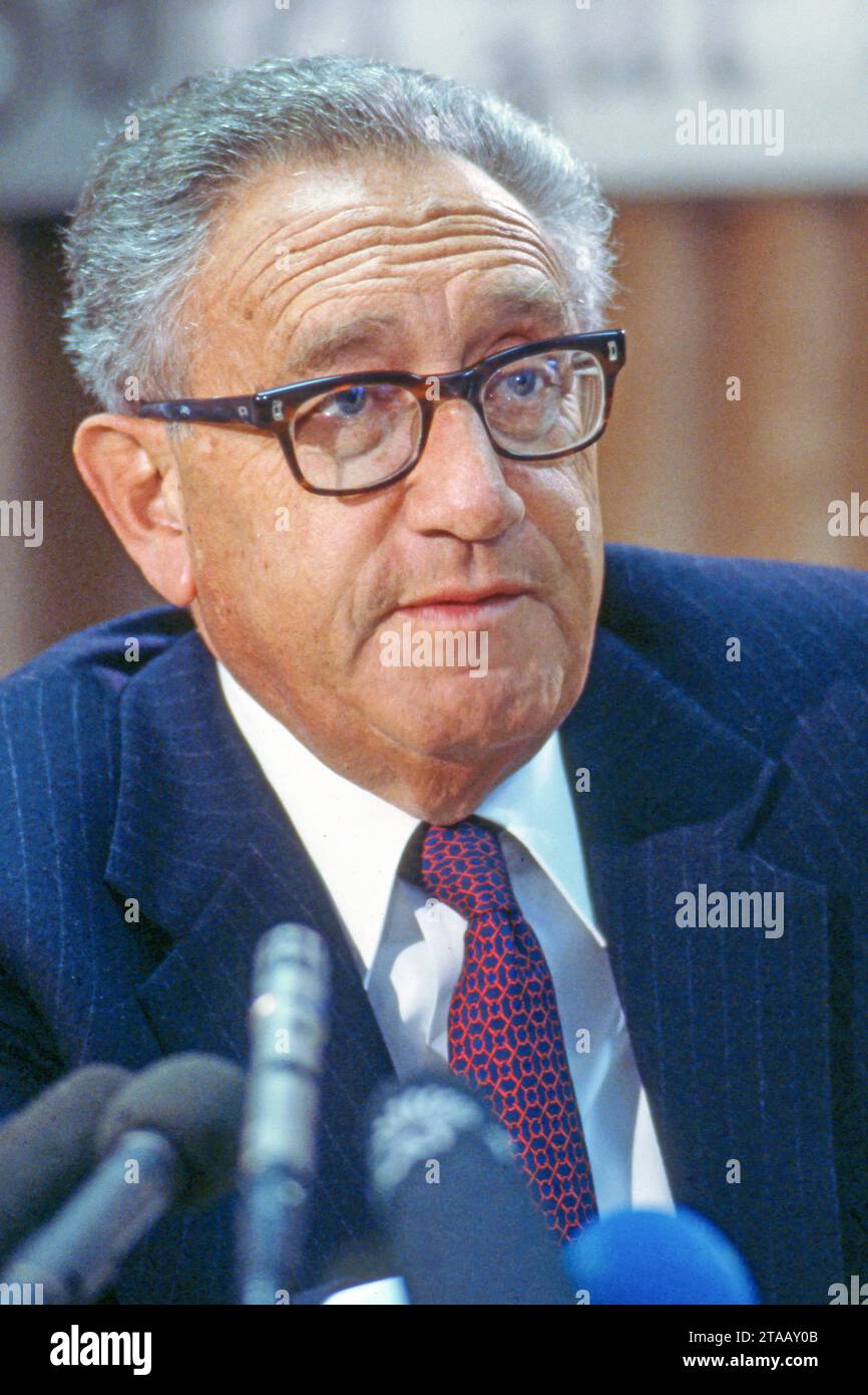 Henry Kissinger, ex-US-Außenminister, Gast BEI der CSU-Klausurtagung in Wildbad Kreuth, Januar 1988 Deutschland, Bayern, Wildbad Kreuth, 08.01.1988, Henry Kissinger, 1923-2023, ehemaliger US-Aussenminister 1973 bis 1977, ehemaliger amerikanischer Außenminister, Friedensnobelpreisträger 1973 BEI Pressekonferenz nach seiner Teilnahme an der CSU Klausurtagung, Hotel zur Post, Kissinger war als Gast BEI der traditionellen CSU Klausurtagung eingeladen, Mikrofone, Politik, 1980er Politik 80er Jahre, Geschichte, Zeitgeschichte, historisch, *** Henry Kissinger, ancien secrétaire d'État américain, Banque D'Images