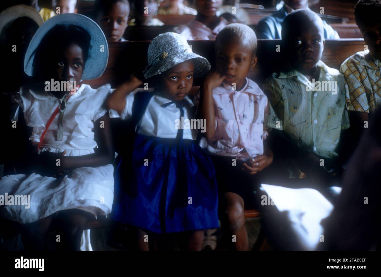 GREEN TURTLE CAY, ABACO, BAHAMAS - AVRIL 28 : les enfants sont assis dans une église le 28 avril 1956 à Green Turtle Cay, Abaco, Bahamas. (Photo de Hy Peskin) Banque D'Images