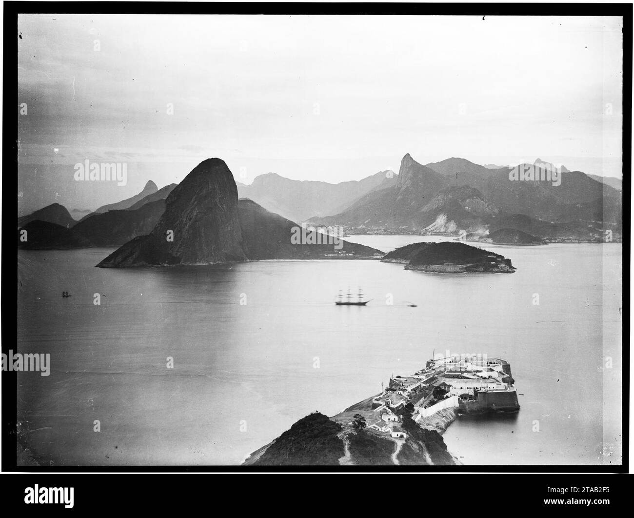 Vista do Pão de Açúcar a partir da Fortaleza de Santa Cruz - 3. Banque D'Images