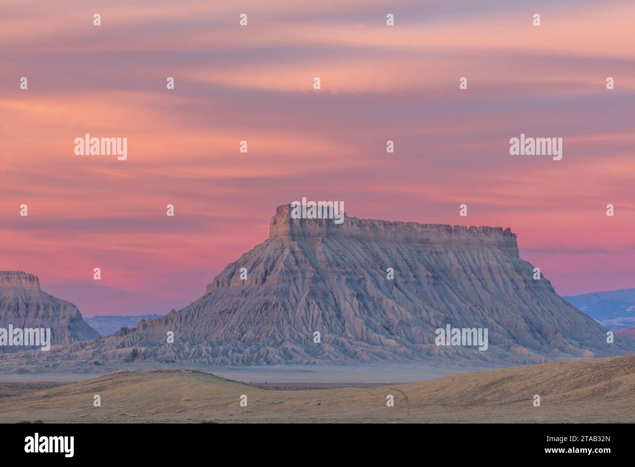 Dawn at Factory Butte, comté de Wayne, Utah Banque D'Images