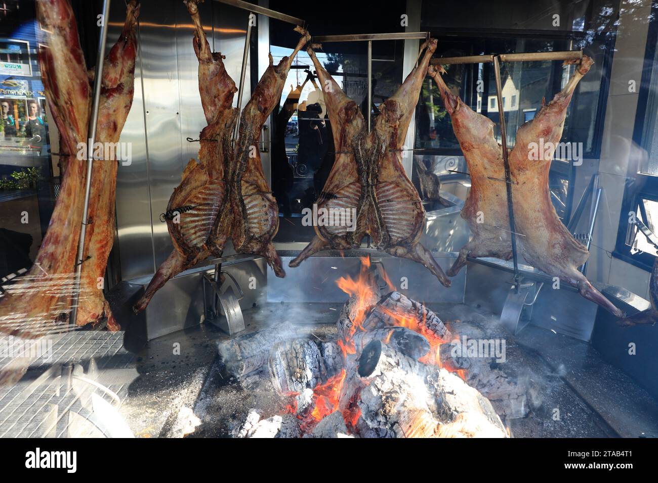 Asado traditionnel- barbecue d'un agneau préparant dans un restaurant local.El Calafate.Argentina Banque D'Images