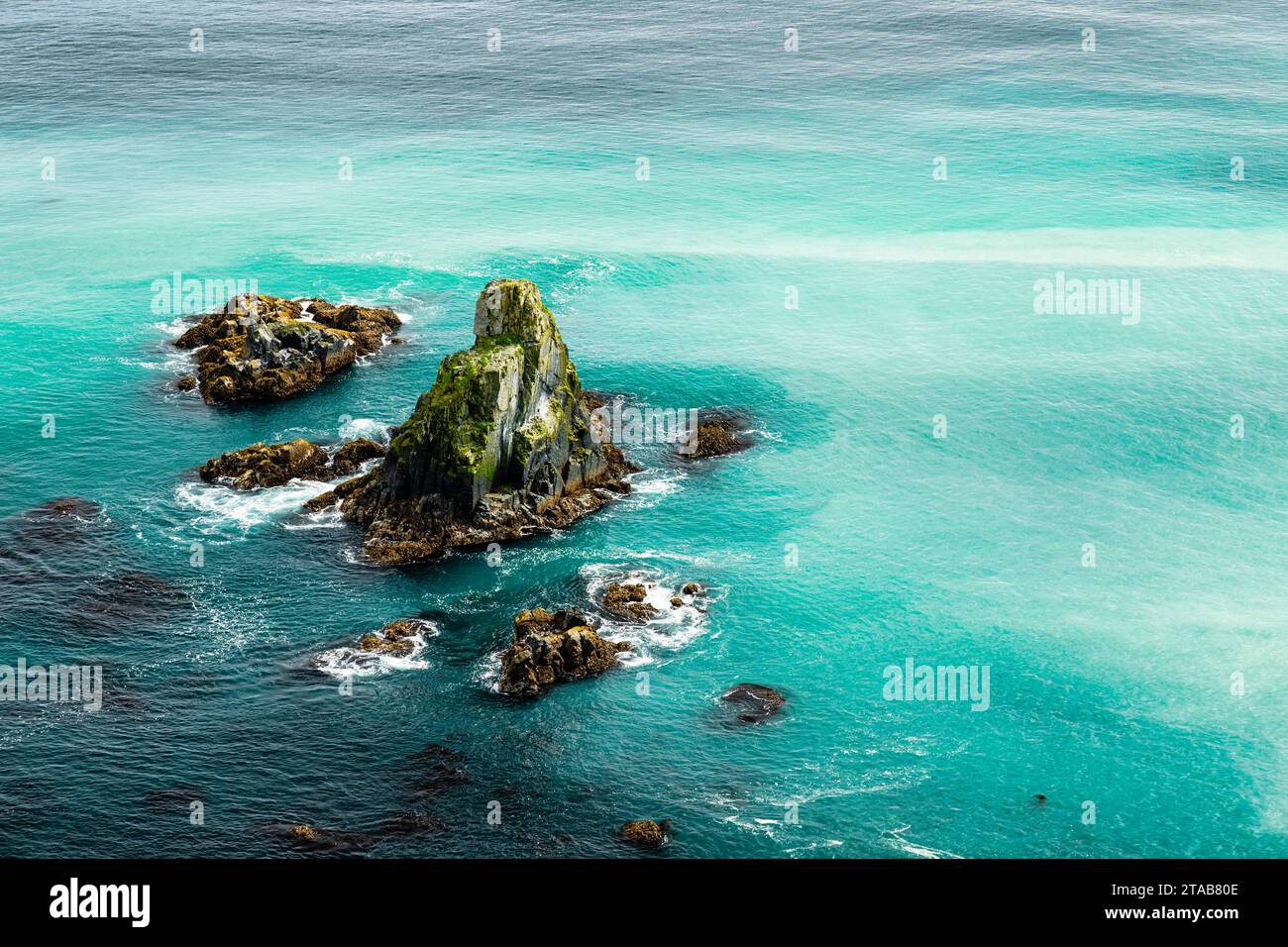 Formations rocheuses en mer, Alaska Banque D'Images