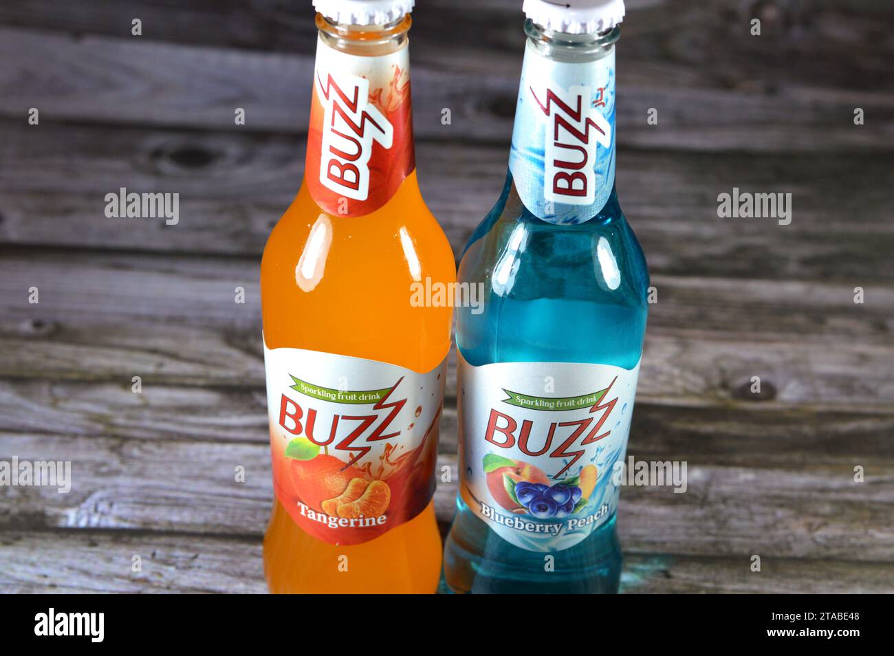 Le Caire, Egypte, novembre 24 2023 : Buzz Sparkling fruit soda boisson myrtille pêche et mandarine, son et goût de bulles pétillantes, Buzz a deliciou Banque D'Images