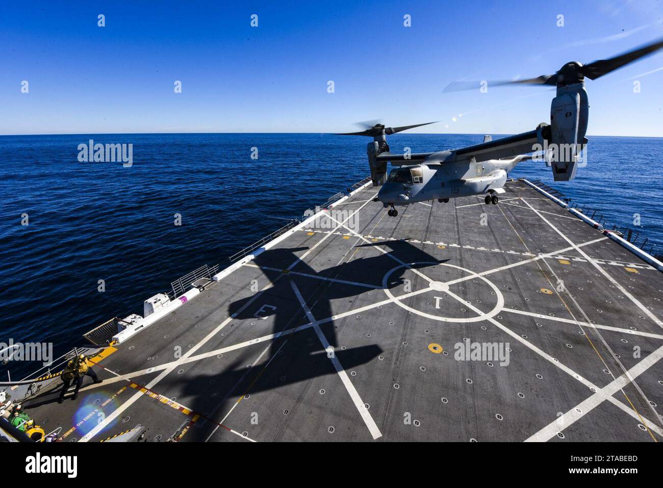 Le VMM-362 MV-22B décolle de l'USS John P. Murtha. Banque D'Images