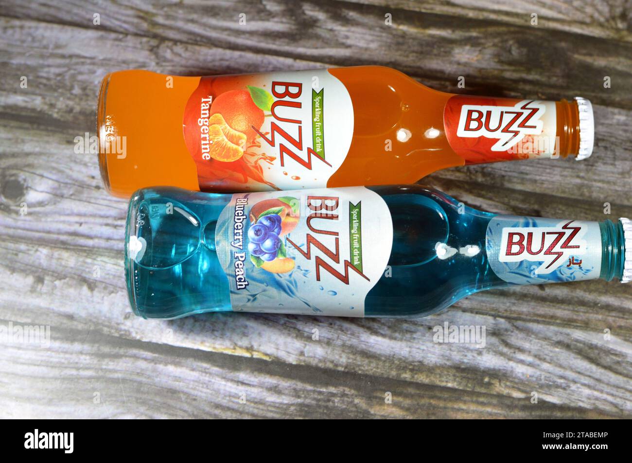 Le Caire, Egypte, novembre 24 2023 : Buzz Sparkling fruit soda boisson myrtille pêche et mandarine, son et goût de bulles pétillantes, Buzz a deliciou Banque D'Images
