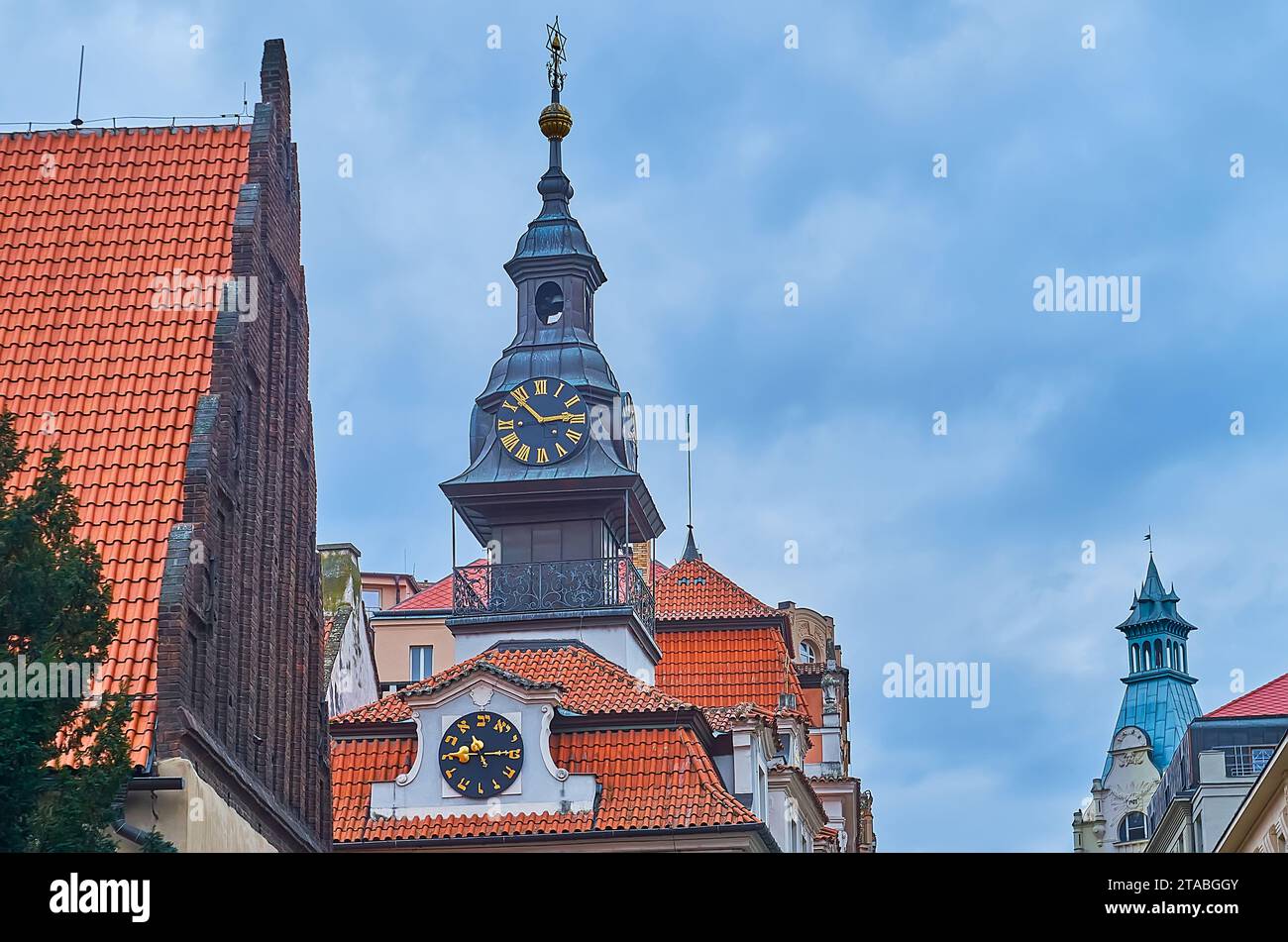 Horloge hébraïque historique au sommet de la mairie juive dans le quartier juif Josefov, Prague, Tchéquie Banque D'Images