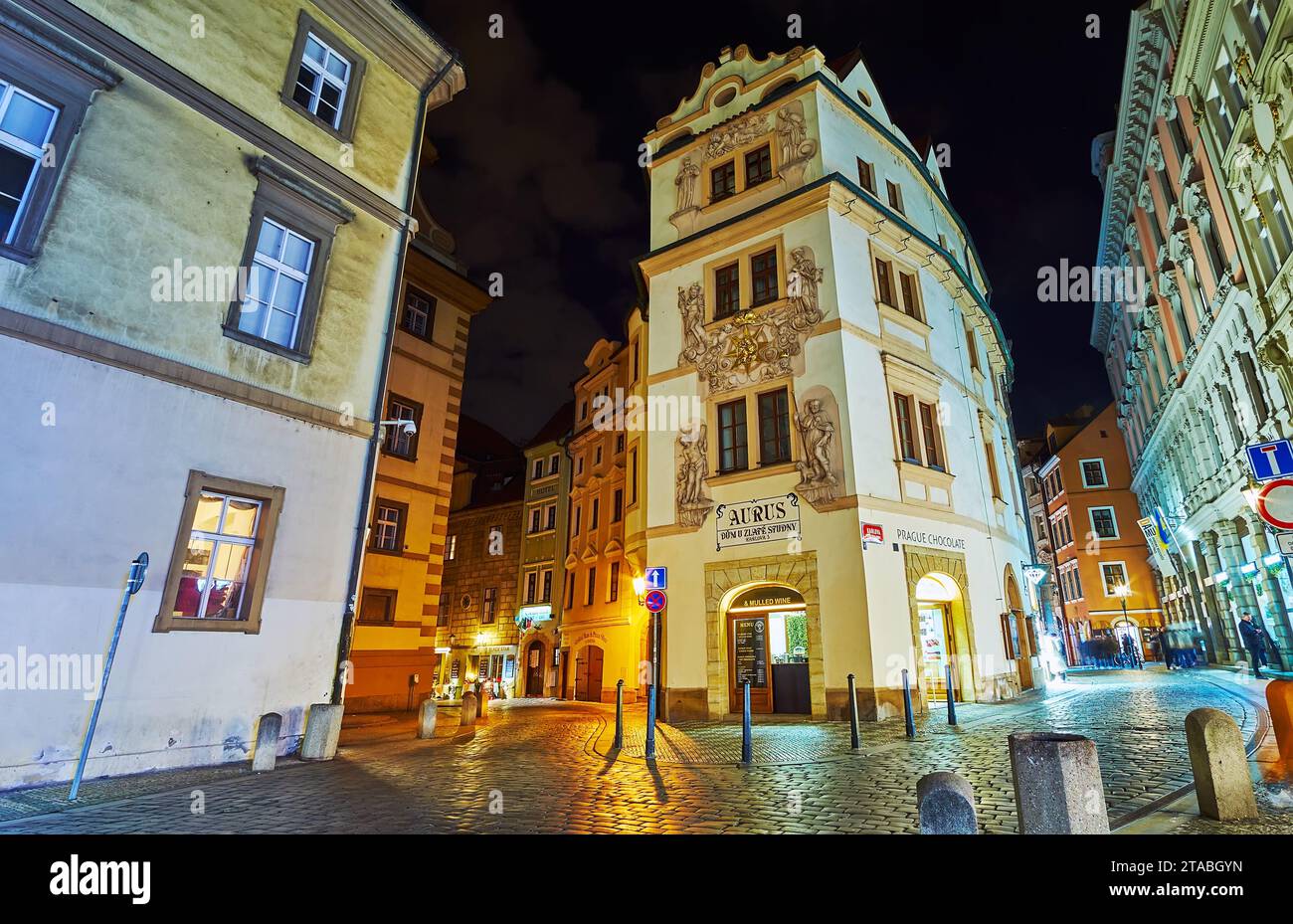 PRAGUE, RÉPUBLIQUE TCHÈQUE - 5 MARS 2022 : Maison historique au puits d'or (Dum u Zlate Studne) est l'un des monuments remarquables de la rue Karlova Banque D'Images