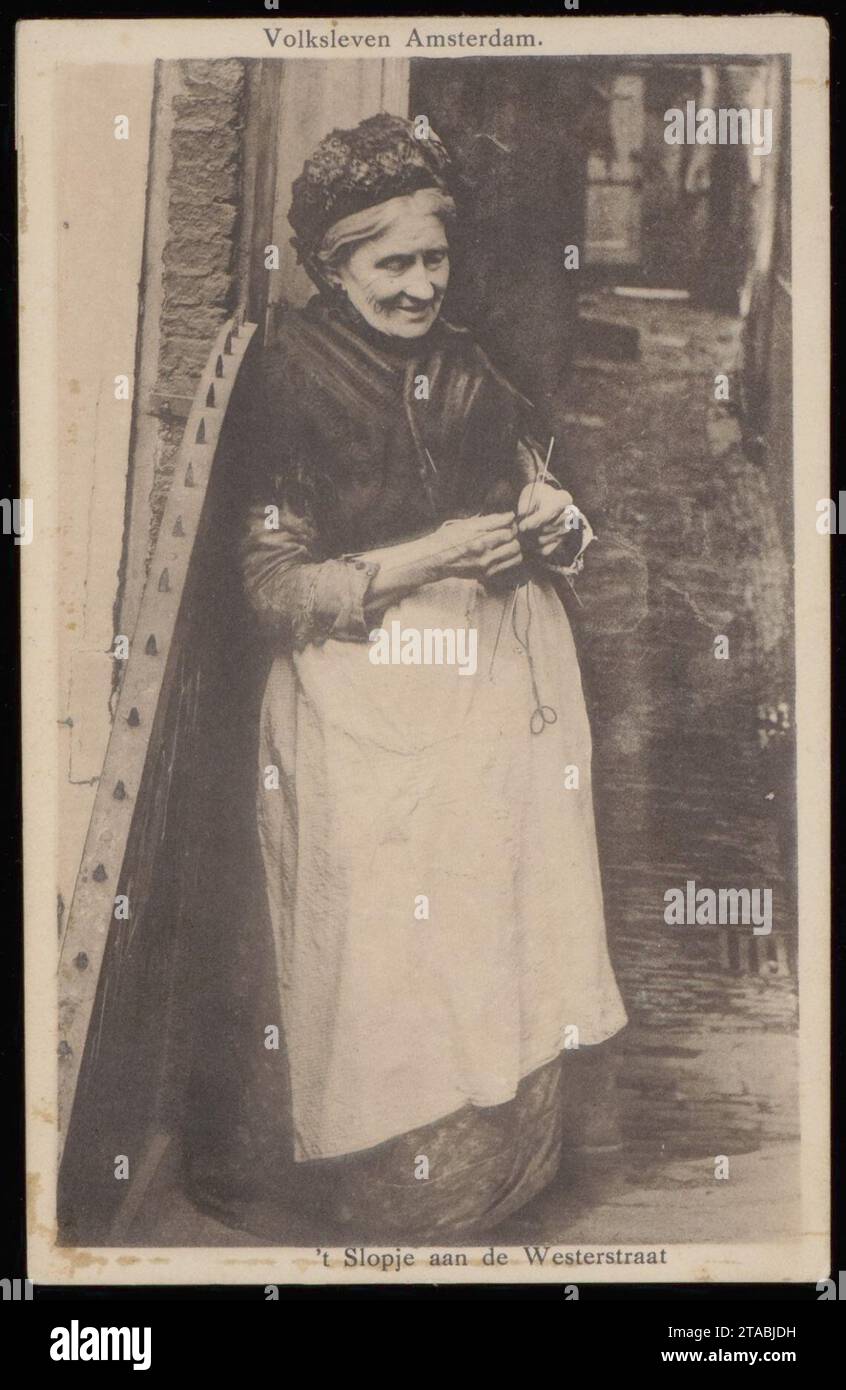 Volksleven Amsterdam. Oude vrouw in 't Slopje aan de Westerstraat, Banque D'Images