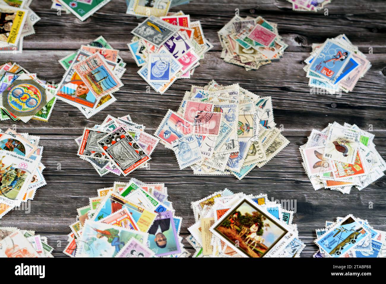 Le Caire, Egypte septembre 21 2022 : arrière-plan de divers vieux timbres-poste utilisés de différents pays et époques sur un fond en bois, une couverture avec Banque D'Images