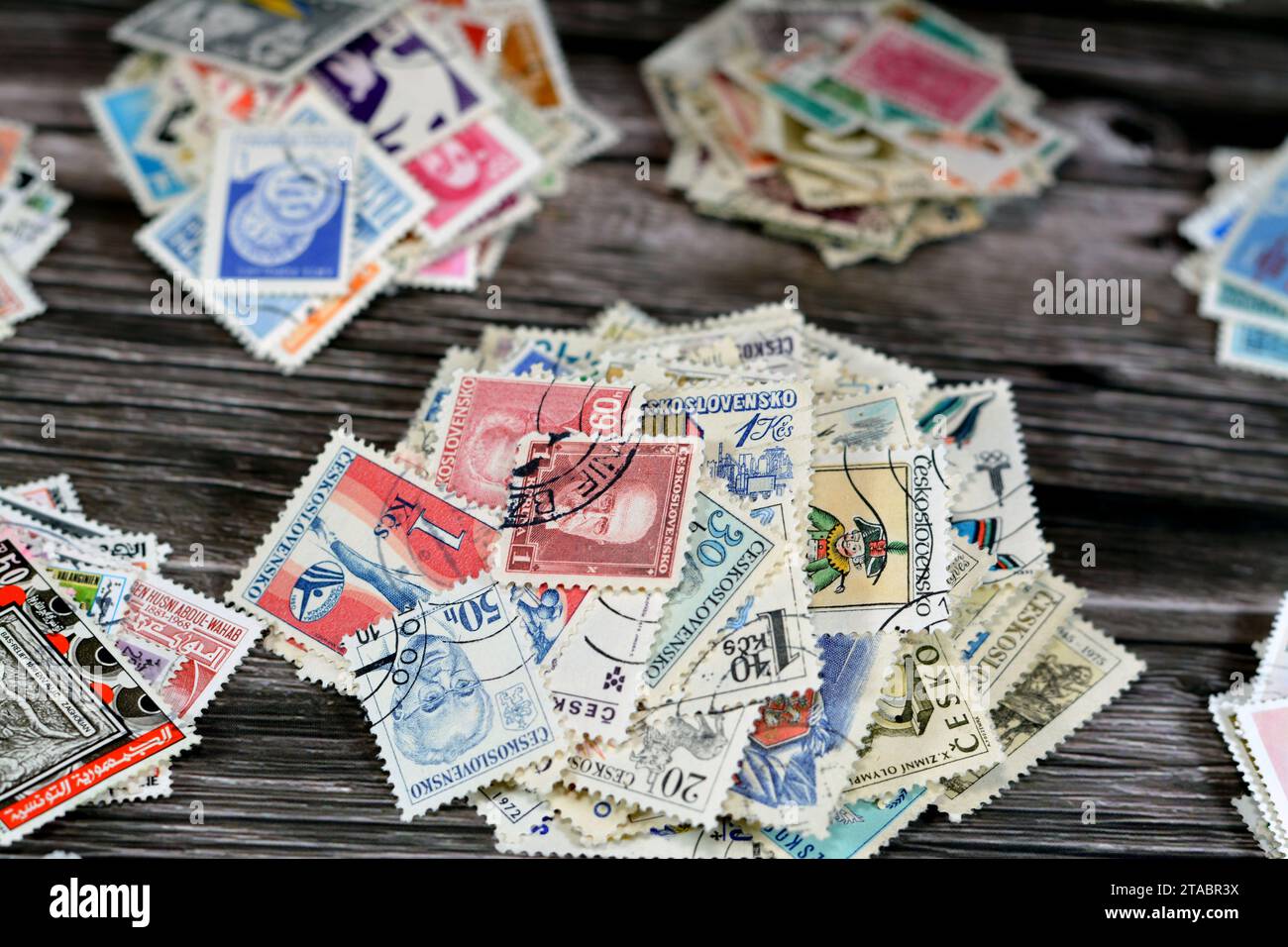 Le Caire, Egypte septembre 21 2022 : arrière-plan de divers vieux timbres-poste utilisés de différents pays et époques sur un fond en bois, une couverture avec Banque D'Images