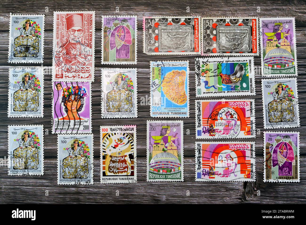 Le Caire, Egypte septembre 21 2022 : Tunisien ancien a utilisé des timbres-poste Tunisie à différentes époques sur un fond de bois, une couverture avec un ensemble de stam d'affranchissement Banque D'Images
