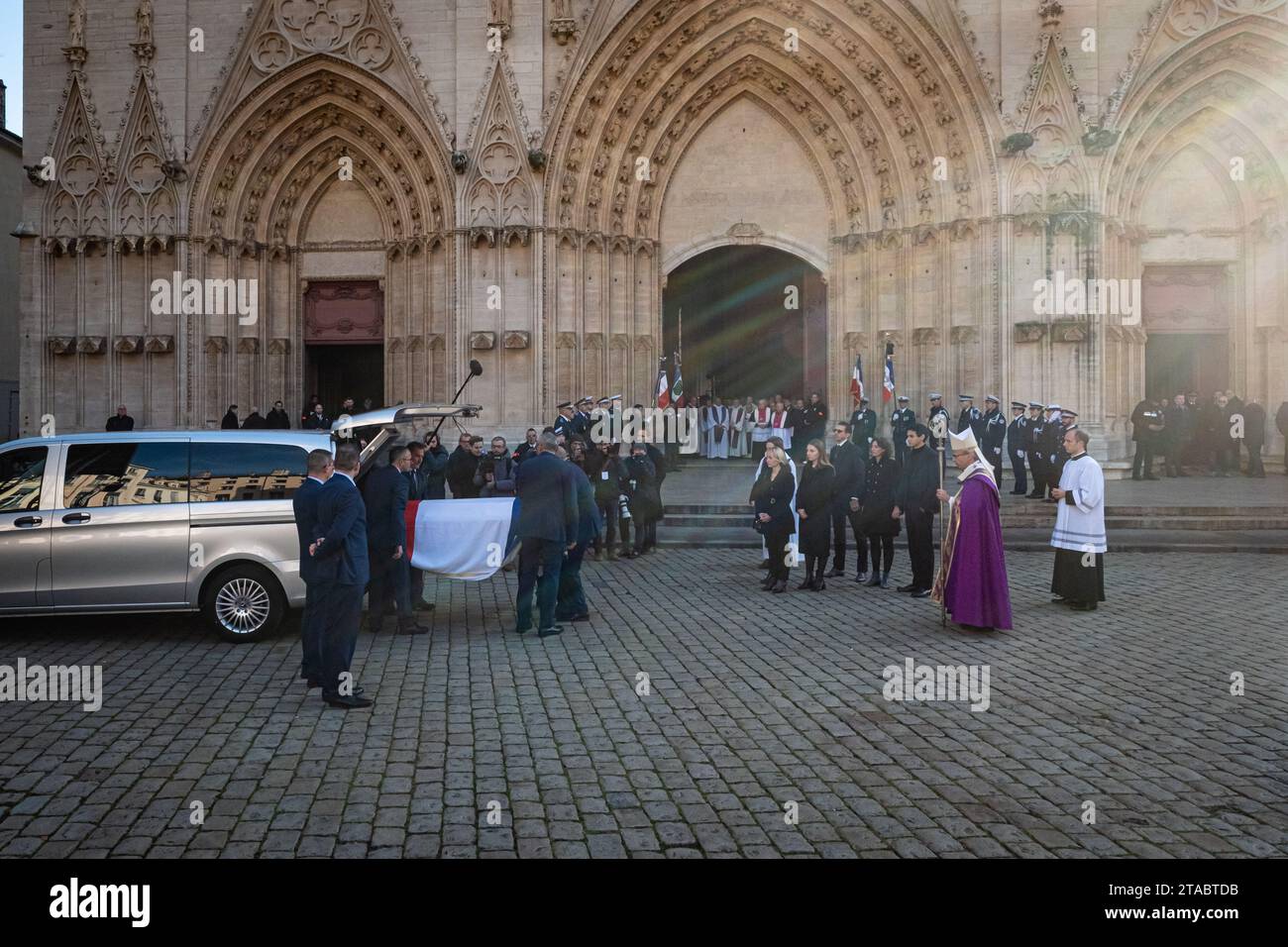 France, Lyon, 2023-11-29. Le cercueil de Gérard Collomb, l'ancien maire de Lyon, passe devant sa famille avant d'entrer dans la cathédrale Saint Banque D'Images