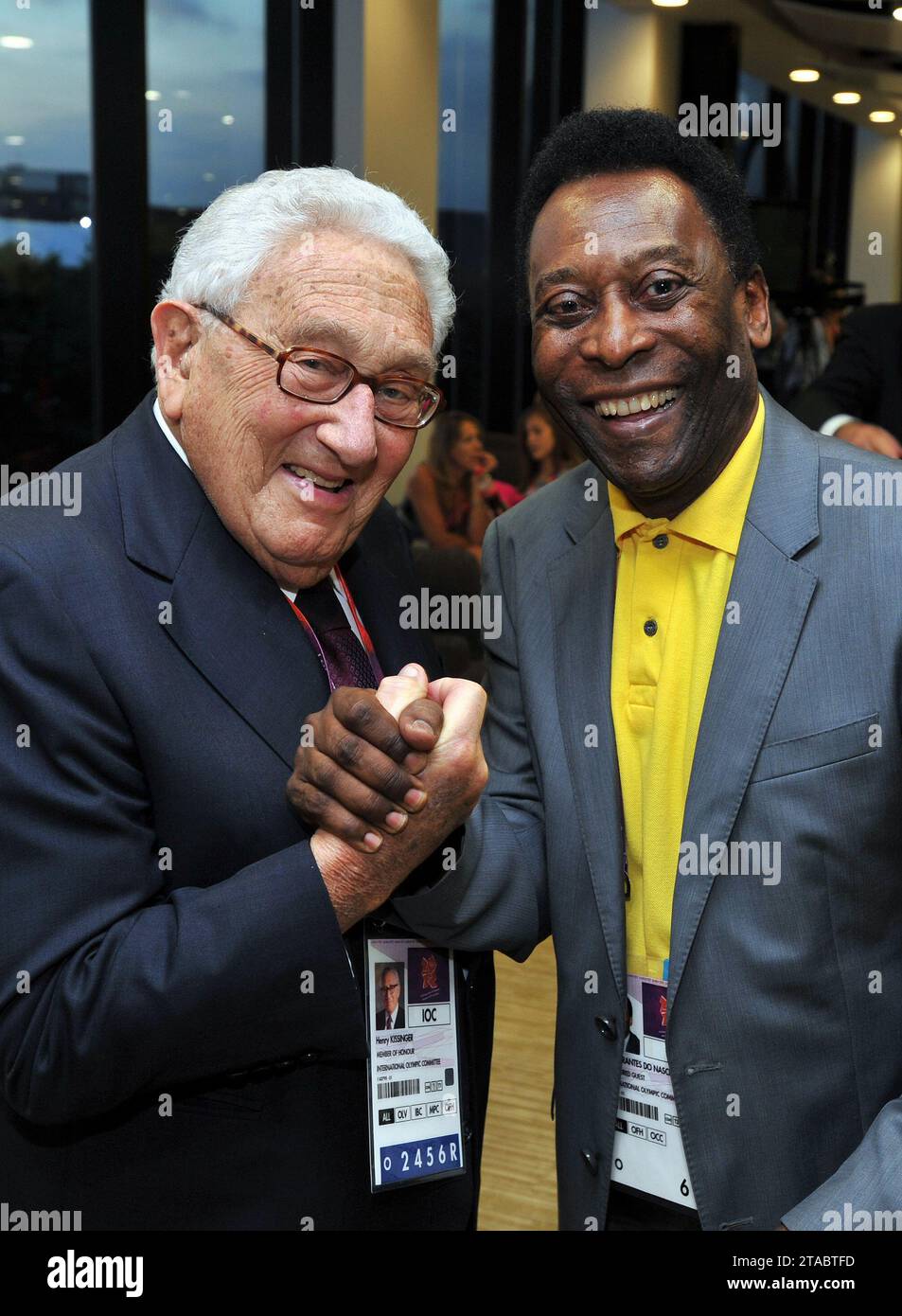 Photo de dossier datée du 12/8/2012 de Henry Kissinger (à gauche) et Edson Arantes do Nascimento 'Pele' lors de la cérémonie de clôture des Jeux Olympiques de Londres 2012 au Stade Olympique de Londres. Kissinger, le secrétaire d'État américain qui a dominé la politique étrangère sous les anciens présidents Richard Nixon et Gerald Ford, est décédé à l'âge de 100 ans, a déclaré son cabinet de conseil Kissinger Associates.Date de publication : jeudi 30 novembre 2023. Banque D'Images