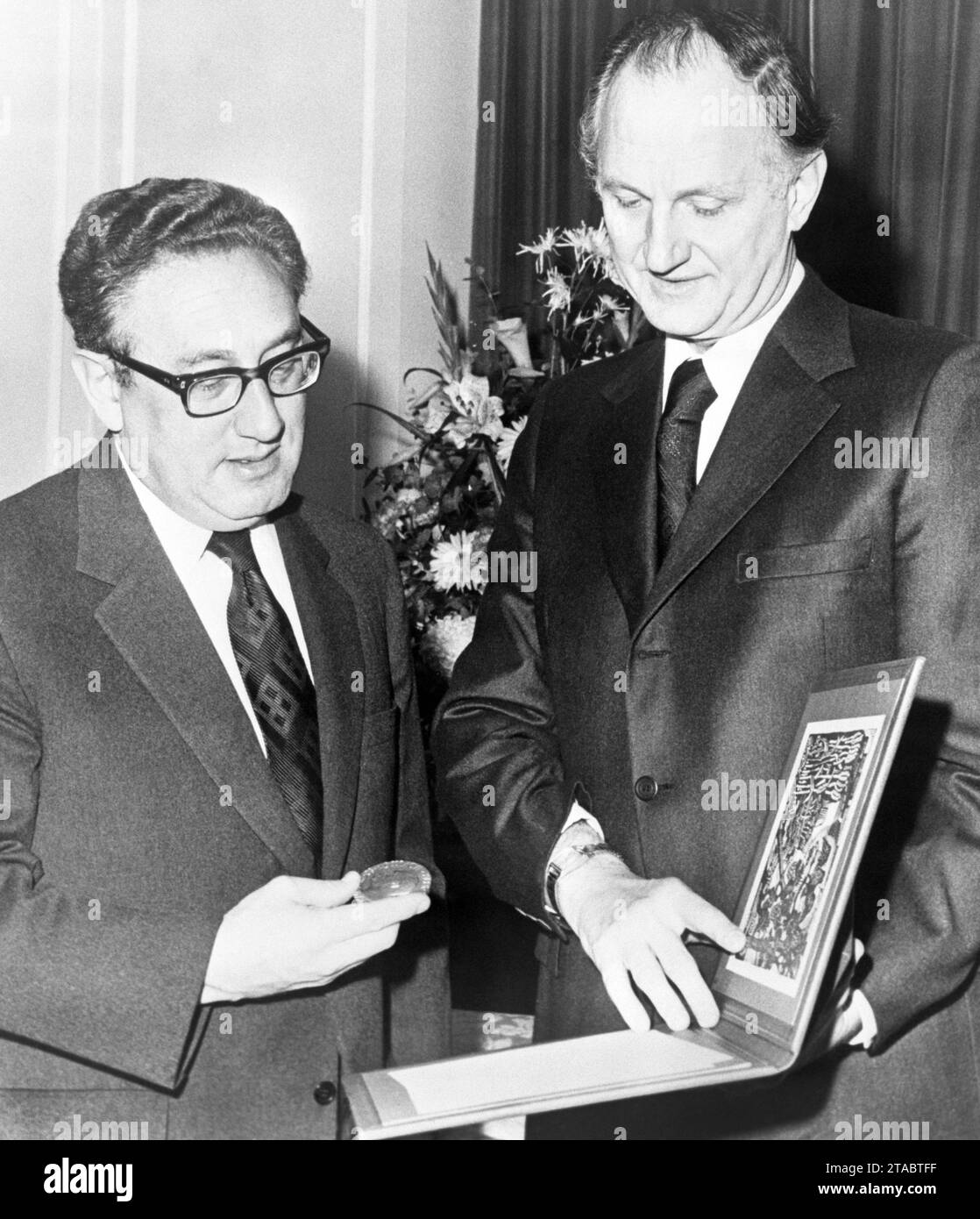 Photo de dossier datée du 12/12/1973 du Dr Henry Kissinger recevant son prix Nobel de la paix des mains de M. Thomas Byrne, ambassadeur des États-Unis en Norvège, à l'hôtel Claridge, Londres. M. Byrne a accepté le prix au nom de M. Kissinger lorsque le Secrétaire d'État n'a pas pu assister à la cérémonie d'Oslo. Le Dr Kissinger a partagé le Noble Prix de la paix 1973 avec le Duc Tho, négociateur du Nord Vietnam lors des pourparlers de paix au Vietnam. Kissinger, le secrétaire d’État américain qui dominait la politique étrangère sous les anciens présidents Richard Nixon et Gerald Ford, est décédé à l’âge de 100 ans, a déclaré son cabinet de conseil Kissinger Associates. Date d'émission : jeudi Banque D'Images