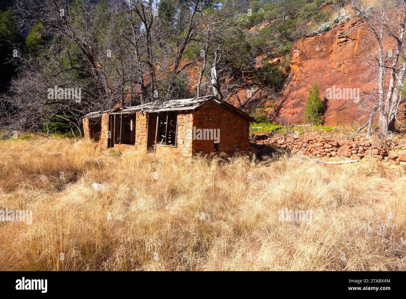 America Settler Legacy, Historic Sedona Mayhew Lodge Old Stone Decaying Ruins Side View. Oak Creek Canyon West Fork, Arizona Southwest US State Park Banque D'Images