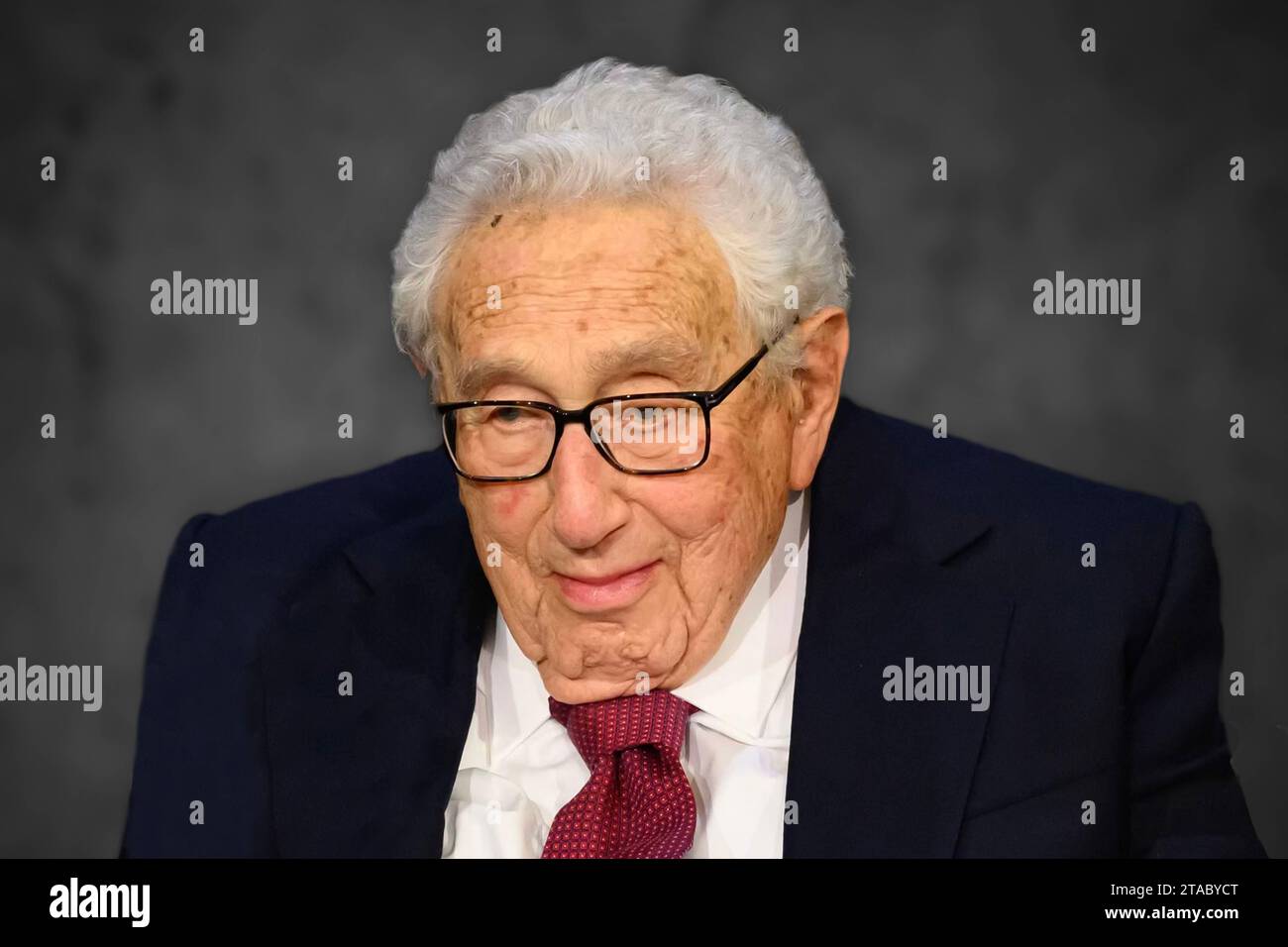 FOTOMONTAGE : Ehemailger US Aussenminister Henry KISSINGER im Alter von 100 Jahren gestorben. ARCHIVFOTO 100. Geburtstag von Dr. Henry A. Kissinger am 20.06.2023 im Stadttheater in Fuerth. Foto:BayerischeStaatskanleivia SVEN SIMON Fotoagentur GmbH & Co. Pressefoto KG Prinzess-Luise-Str. 41 45479 M u e l h e i m/R u h r Tél. 0208/9413250 Fax. 0208/9413260 GLS Bank BLZ 430 609 67 KTO. 4030 025 100 IBAN DE75 4306 0967 4030 0251 00 BIC GENODEM1GLS www.svensimon.net *** PHOTOMONTAGE l'ancien secrétaire d'État américain Henry KISSINGER est décédé à l'âge de 100 ans PHOTO D'ARCHIVES 100e anniversaire du Dr Henry A Kiss Banque D'Images