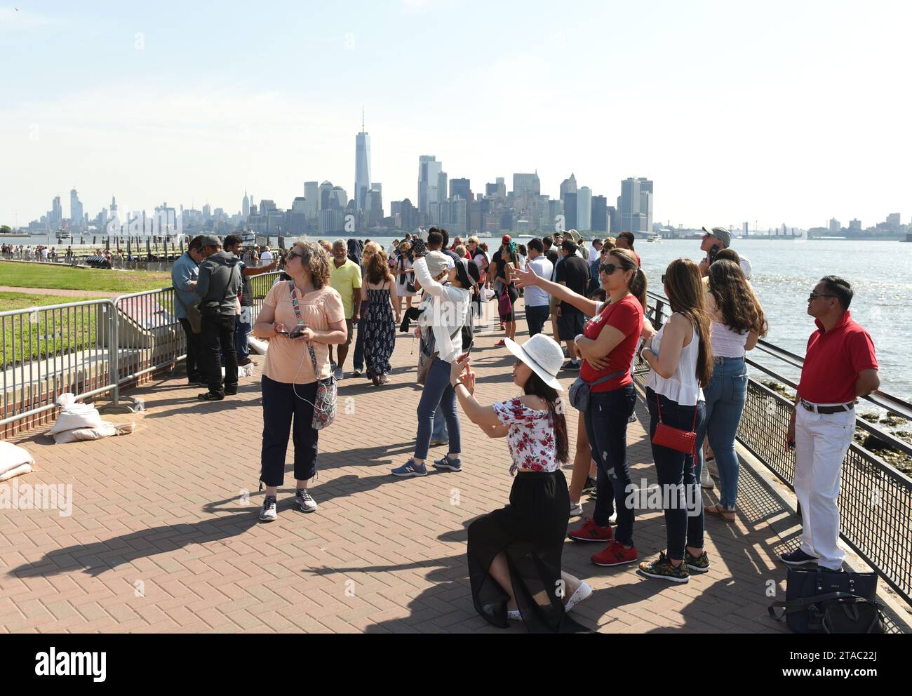 New York, USA - 09 juin 2018 : foule de gens près de la Statue de la liberté. Banque D'Images