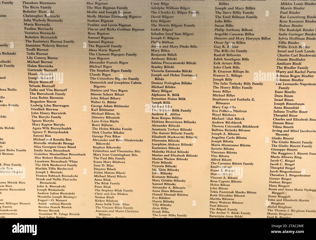 New York, États-Unis - 09 juin 2018 : la liste des noms sur le mur d'honneur des immigrants américains est située au Musée national d'Ellis Island. Banque D'Images