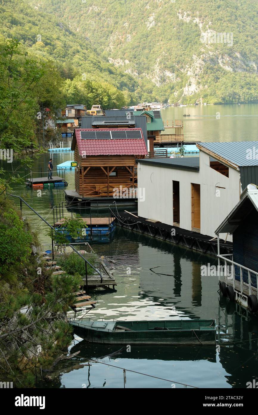 péniches le long de la côte du lac Perucac - rivière Drina, Bajina Basta, Serbie Banque D'Images