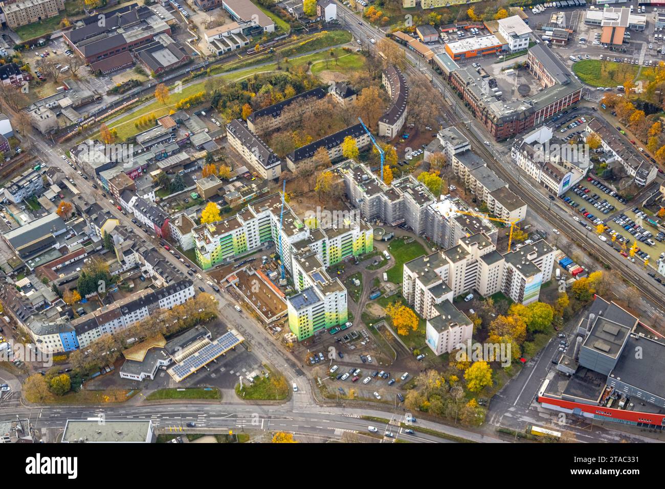 Luftbild, WohnHochhäuser City-Wohnpark mit Grün-weißen Hausfassaden, Platanenhof mit Bäumen im Innenhof, umgeben von herbstlichen Laubbäumen, Dellviertel, Duisburg, Ruhrgebiet, Nordrhein-Westfalen, Deutschland ACHTUNGxMINDESTHONORARx60xEURO *** vue aérienne, immeubles résidentiels de grande hauteur parc résidentiel de la ville avec façades de maisons vertes et blanches, cour en platane avec arbres dans la cour intérieure, entouré d'arbres à feuilles caduques automnaux, Dellviertel, Duisburg, Ruhr, Rhénanie du Nord-Westphalie, Allemagne ACHTUNGxMINDESTHONORARx60xEURO crédit : Imago/Alamy Live News Banque D'Images