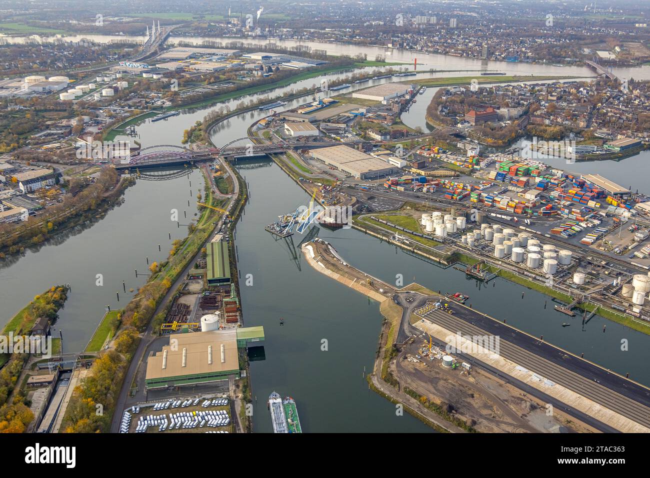 Luftbild, Baustelle im Duisburger Hafen für Brückenneubau mit Verbindung der Kohleninsel und der Ölinsel mit Wasserkränen und neuem Brückenteil, Karl-Lehr-Brücke über den Fluss Ruhr zwischen Kaßlerfeld und Ruhrort, Ruhrort, Duisburg, Ruhrgebiet, Nordrhein-Westfalen, Deutschland ACHTUNGxMINDESTHONORARx60xEURO *** vue aérienne, chantier de construction dans le port de Duisbourg pour la construction d'un nouveau pont avec connexion de l'île charbonnière et de l'île pétrolière avec grues hydrauliques et nouvelle section de pont, pont Karl Lehr sur la rivière Ruhr entre Kaßlerfeld et Ruhrort, Ruhrort, Duisburg, région de Ruhr, Nord RH Banque D'Images