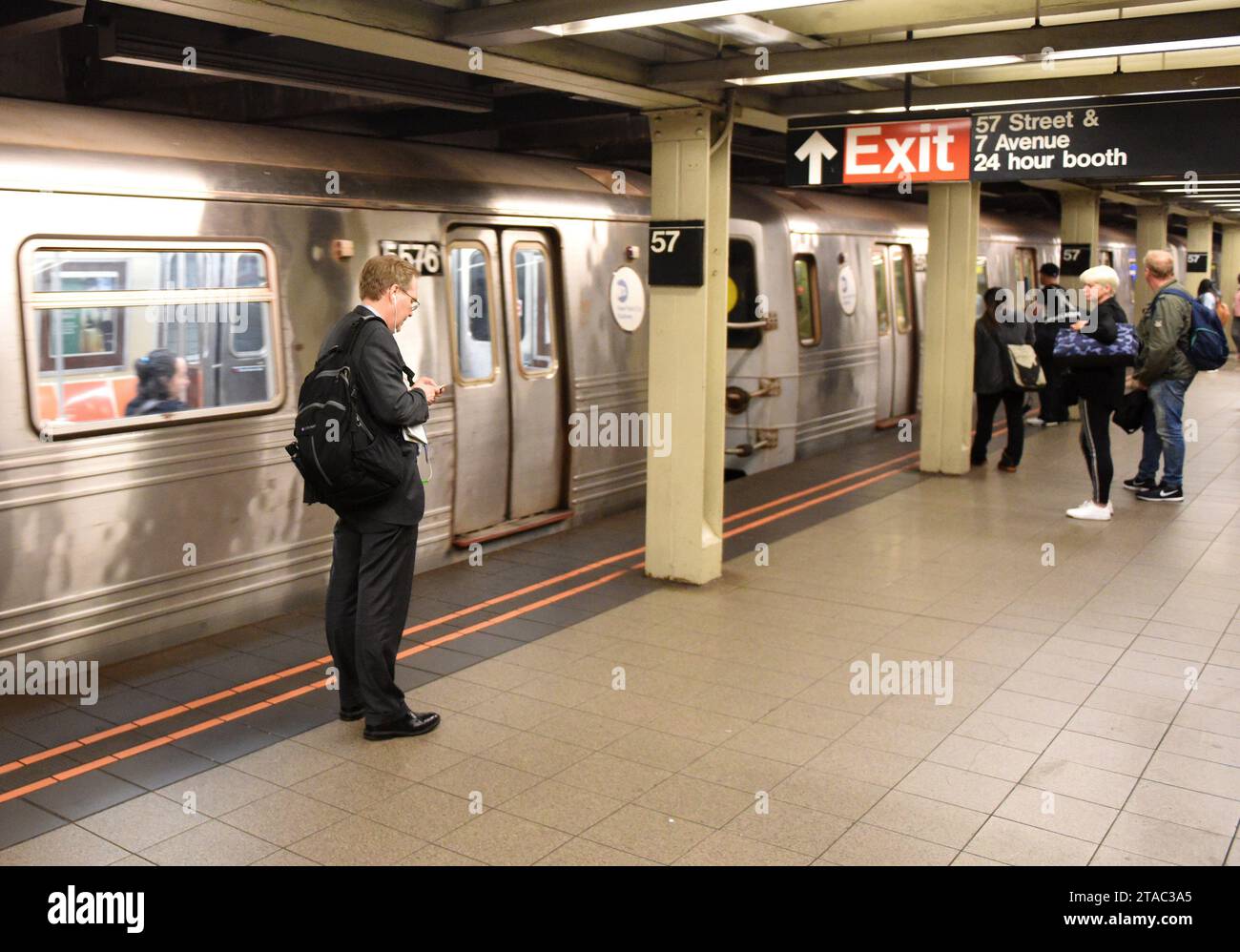 New York, États-Unis - 8 juin 2018 : les gens sur le quai du métro attendent le train à New York. Banque D'Images