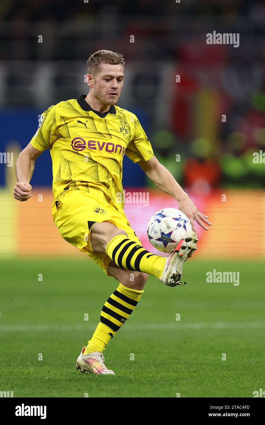 Julian Ryerson du Borussia Dortmund en action lors du match de l'UEFA Champions League entre l'AC Milan et le Borussia Dortmund au Stadio Giuseppe Meazza le 28 novembre 2023 à Milan, Italie . Banque D'Images