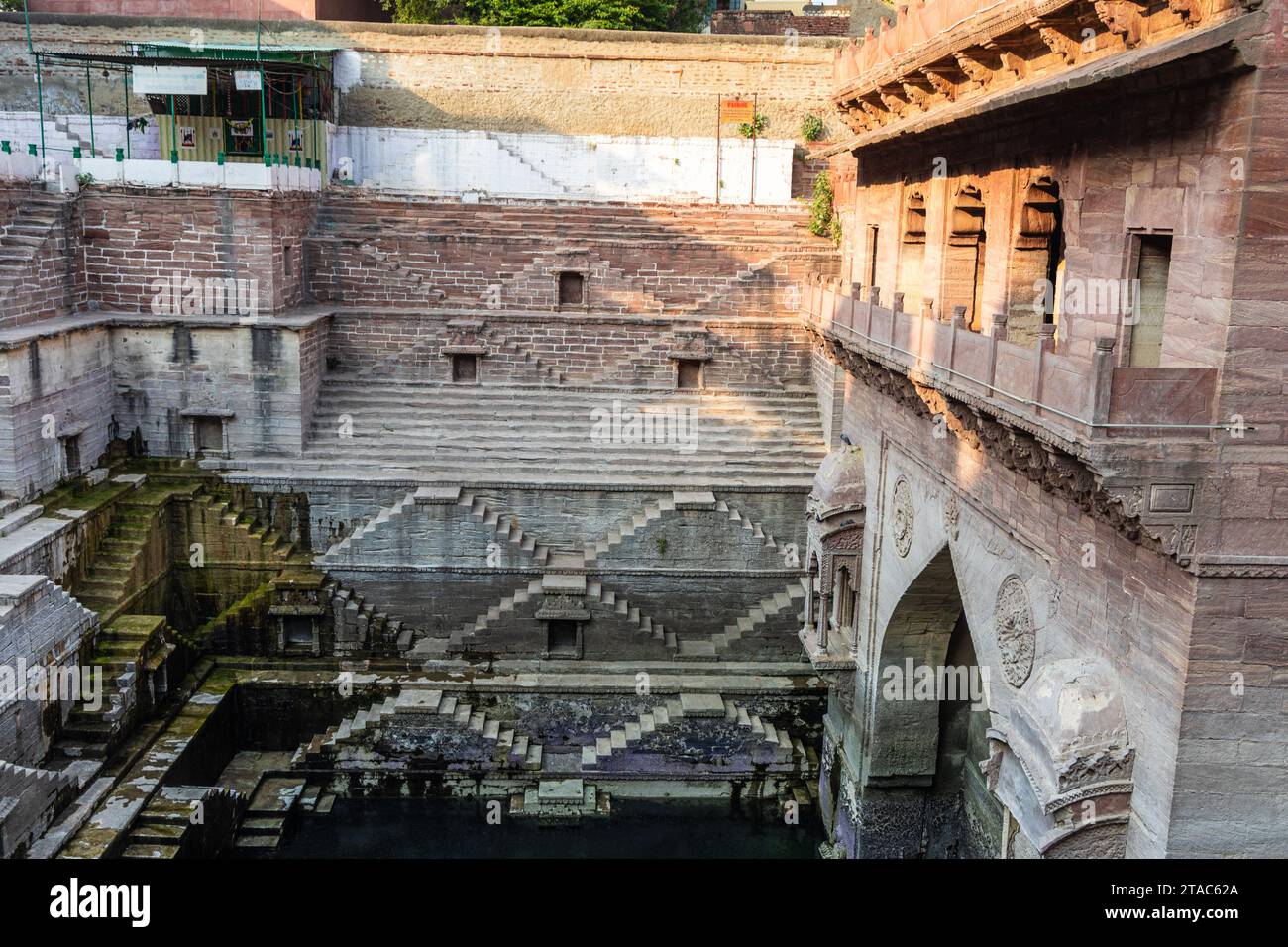 Ancienne pierre rouge architecture unique de stepwell au jour de l'image d'angle différent est prise à Toorji ka Jhalra ou Stepwell jodhpur rajasthan inde. Banque D'Images