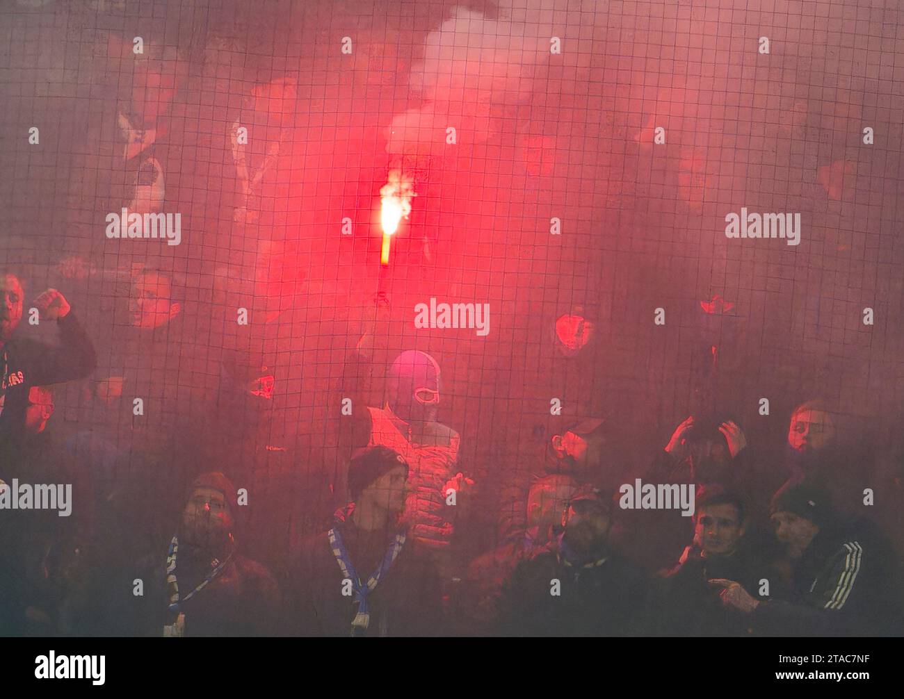 Fans de Copenhague dans le match de la phase de groupes FC BAYERN MUENCHEN - FC COPENHAGUE 0-0 de football UEFA Champions League dans la saison 2023/2024 à Munich, le 29 novembre 2023. Gruppenphase, Kopenhagen, FCB, München © Peter Schatz / Alamy Live News Banque D'Images