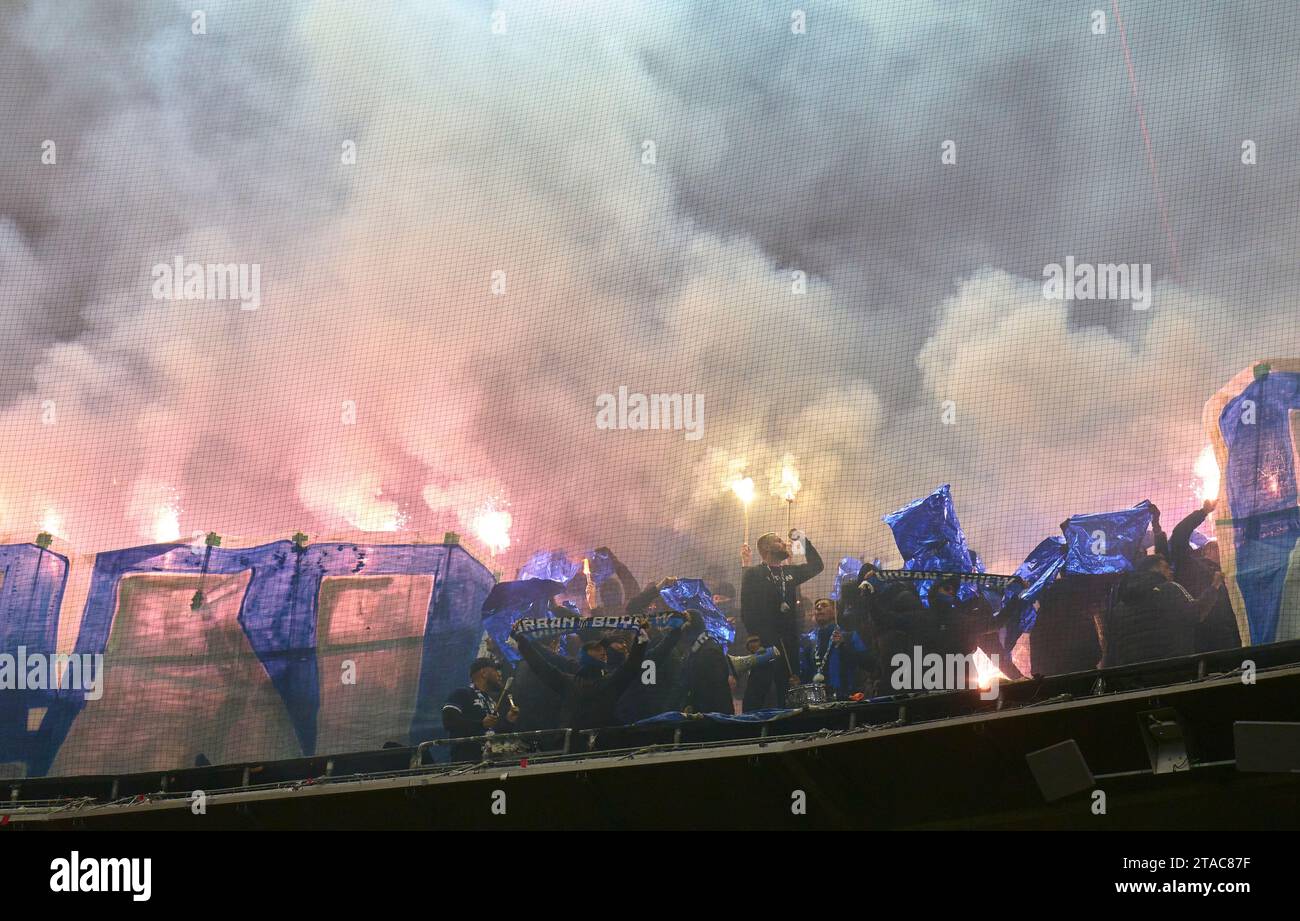Fans Kopenhagen dans le match de la phase de groupes FC BAYERN MUENCHEN - FC COPENHAGUE 0-0 de football UEFA Champions League dans la saison 2023/2024 à Munich, le 29 novembre 2023. Gruppenphase, Kopenhagen, FCB, München © Peter Schatz / Alamy Live News Banque D'Images