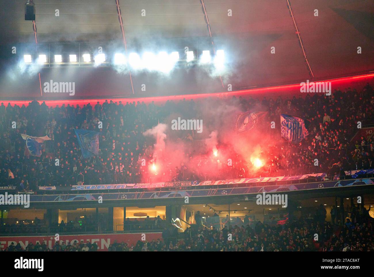 Kopenhagen fans dans le match de la phase de groupes FC BAYERN MUENCHEN - FC COPENHAGUE 0-0 de football UEFA Champions League dans la saison 2023/2024 à Munich, le 29 novembre 2023. Gruppenphase, Kopenhagen, FCB, München © Peter Schatz / Alamy Live News Banque D'Images