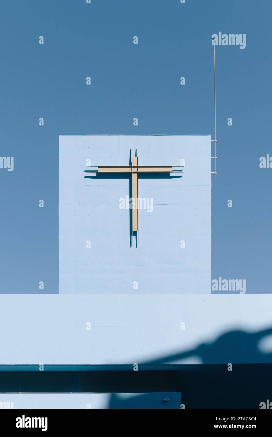 Croix au sommet d'une église bleue dans un jour de ciel bleu. Catholicisme, Portugal. MEM Martins. Banque D'Images
