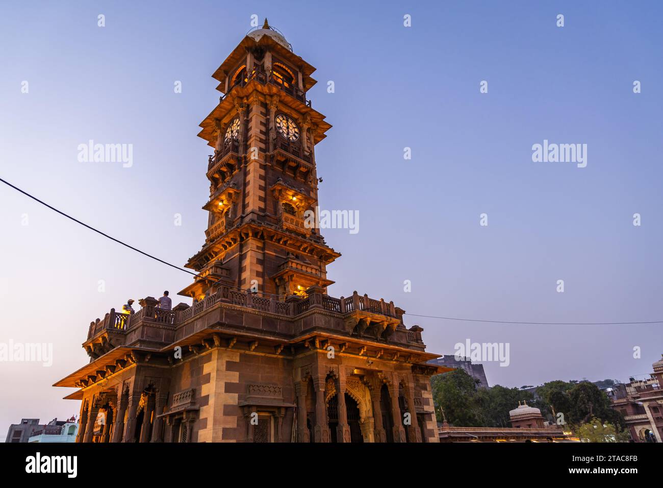 Tour d'horloge historique architecture ancienne avec ciel bleu vif au coucher du soleil de l'image d'angle différent est prise au marché sardar ghantaGhar jodhpur raj Banque D'Images