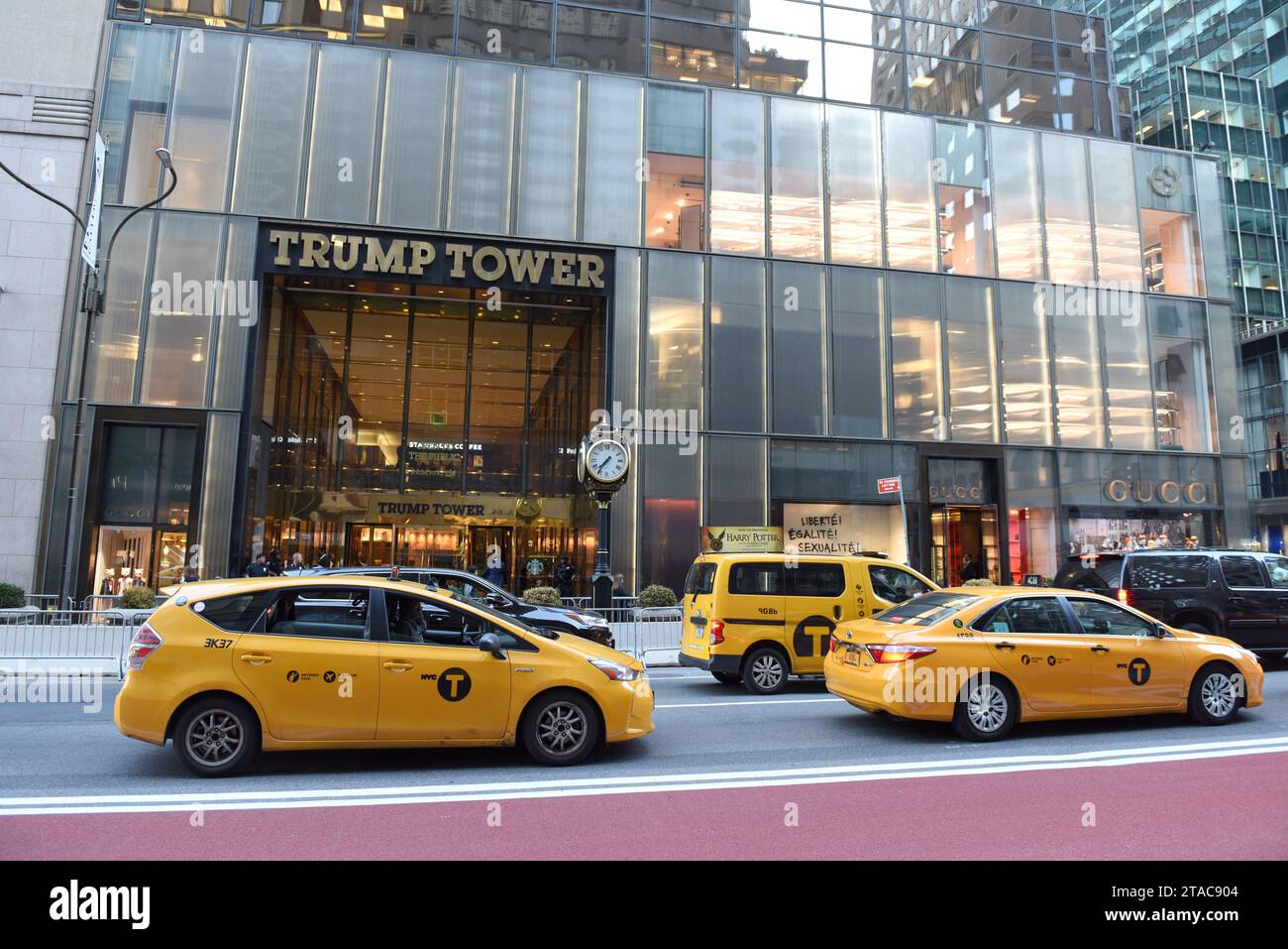 New York, USA - 25 mai 2018 : taxi jaune passant devant l'entrée de la Trump Tower sur la Cinquième Avenue à New York. Banque D'Images