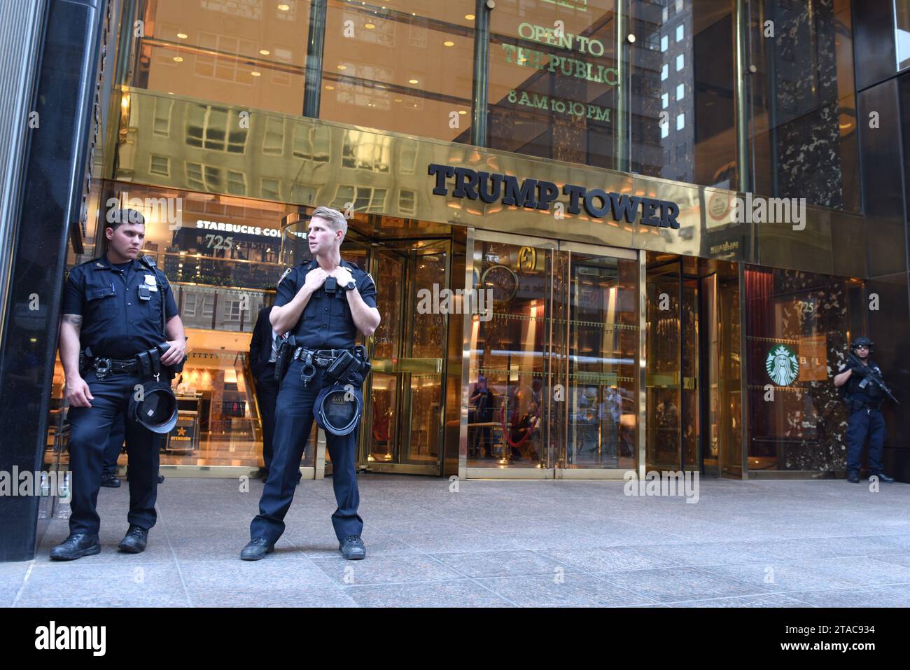 New York, États-Unis - 25 mai 2018 : des officiers de police de New York assurent la sécurité à la Trump Tower sur la Cinquième Avenue à New York. Banque D'Images