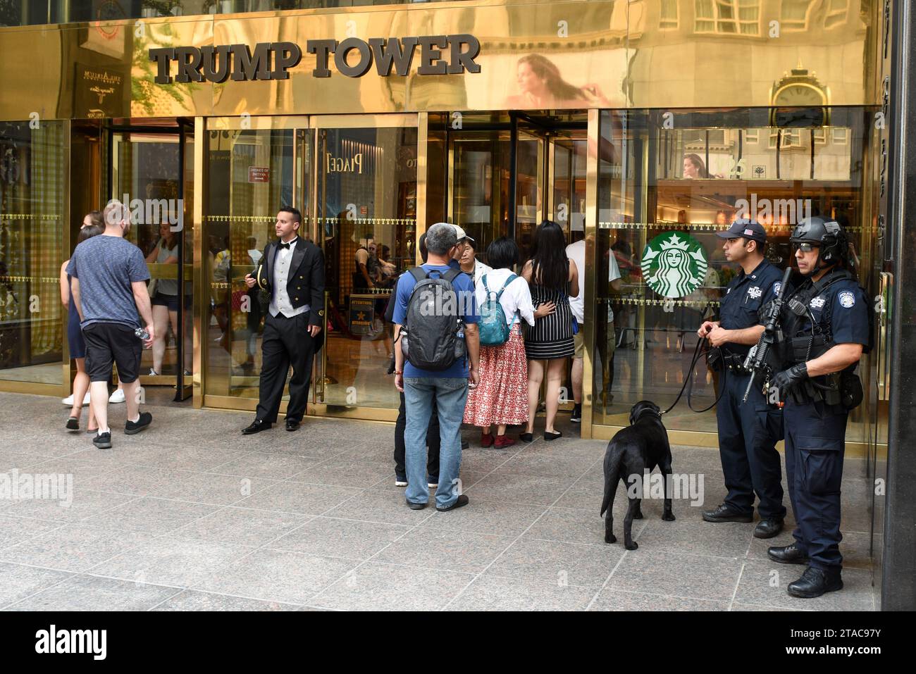 New York, États-Unis - 25 mai 2018 : des officiers de police de New York assurent la sécurité à la Trump Tower sur la Cinquième Avenue à New York. Banque D'Images