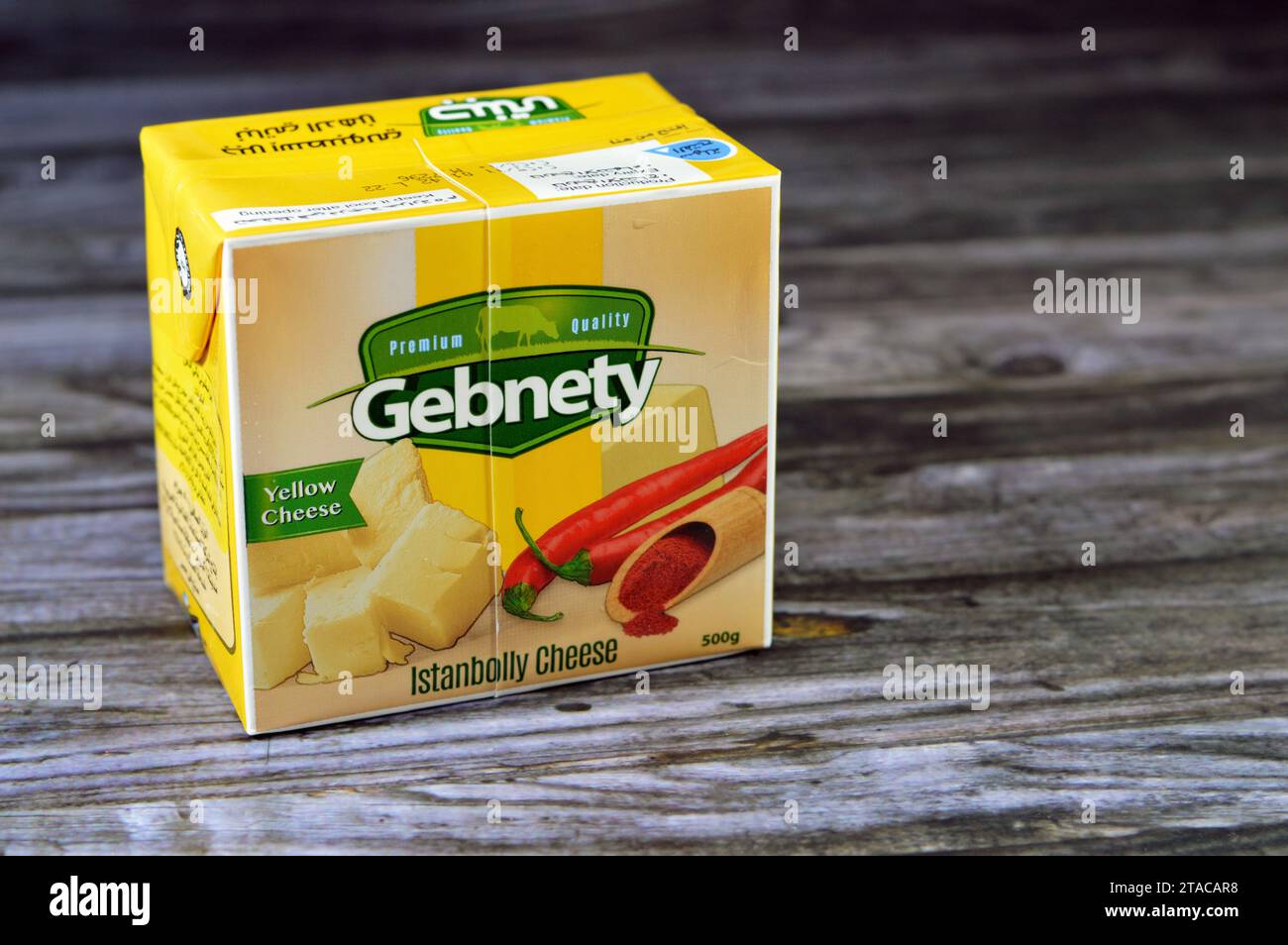 Le Caire, Égypte, novembre 23 2023 : fromage jaune istanbolly Gebnety, produit à partir de lait pasteurisé de vache et de buffle, utilisé pour ajouter une touche de fromage à votre Banque D'Images